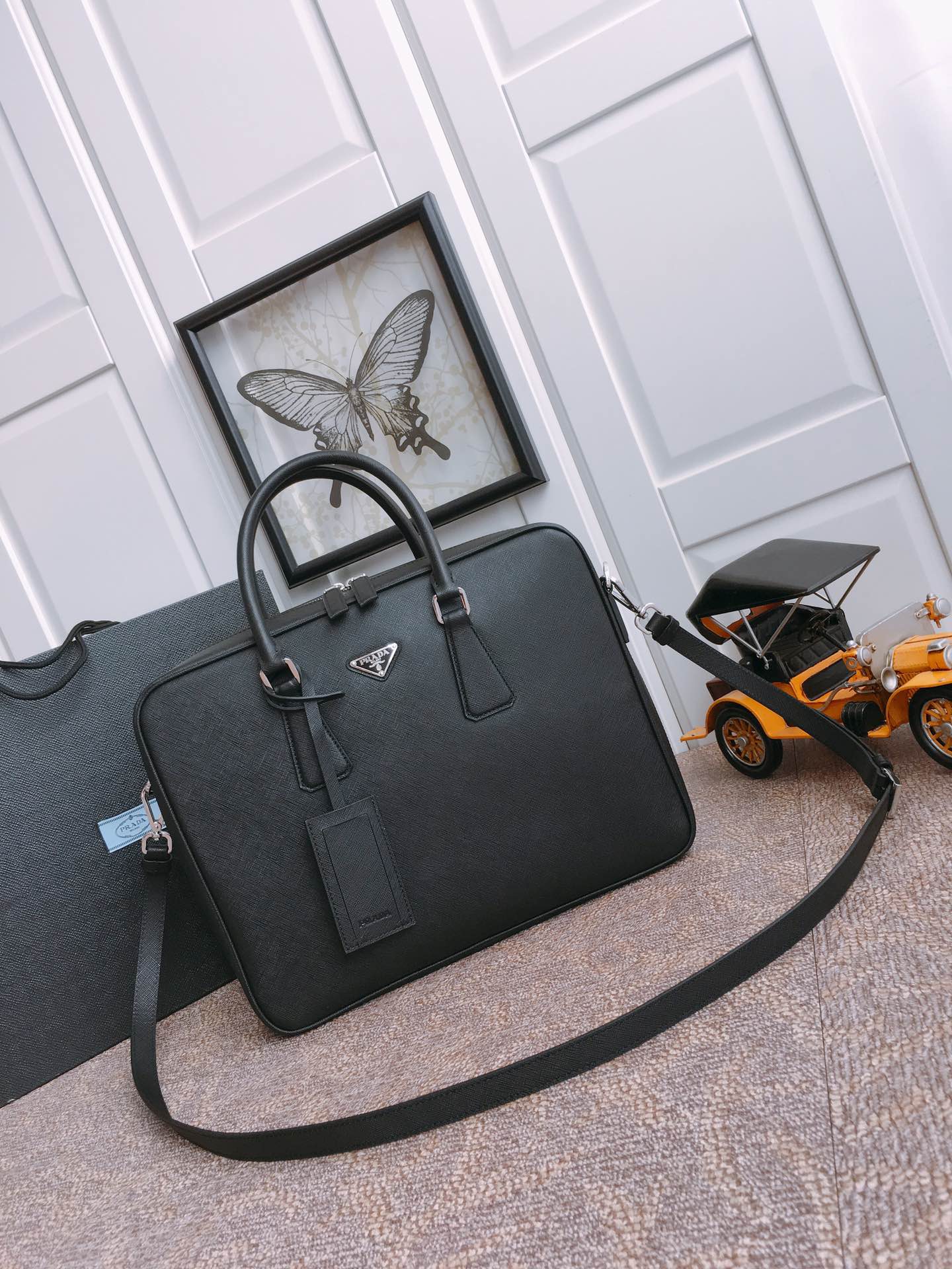 PRADA普拉达进口Saffiano皮革材质男士公文包2VE011