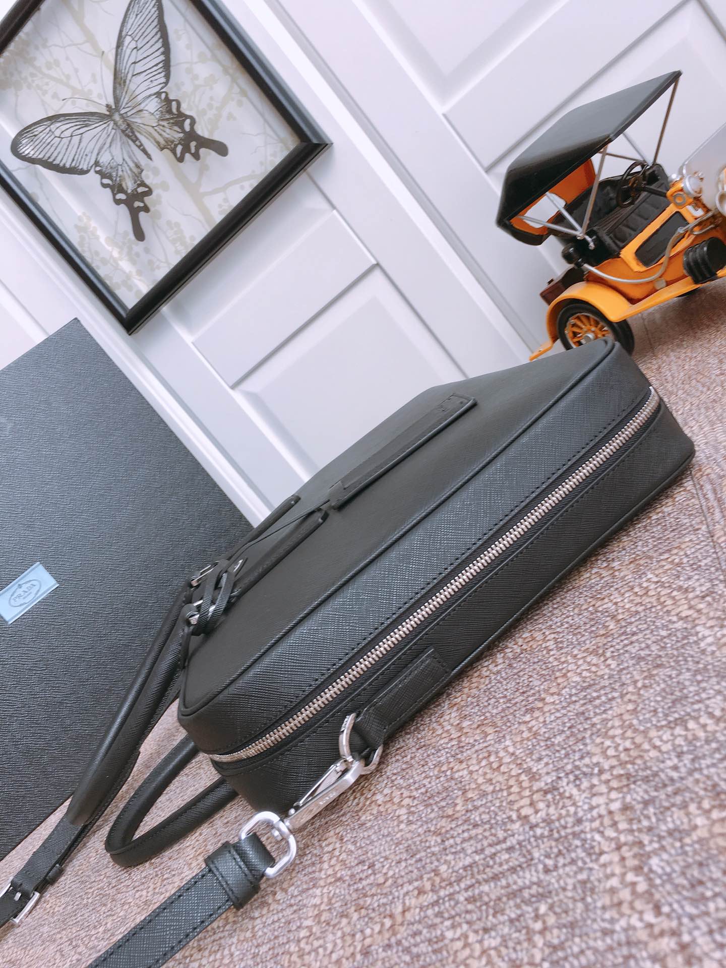 PRADA普拉达进口Saffiano皮革材质男士公文包2VE011