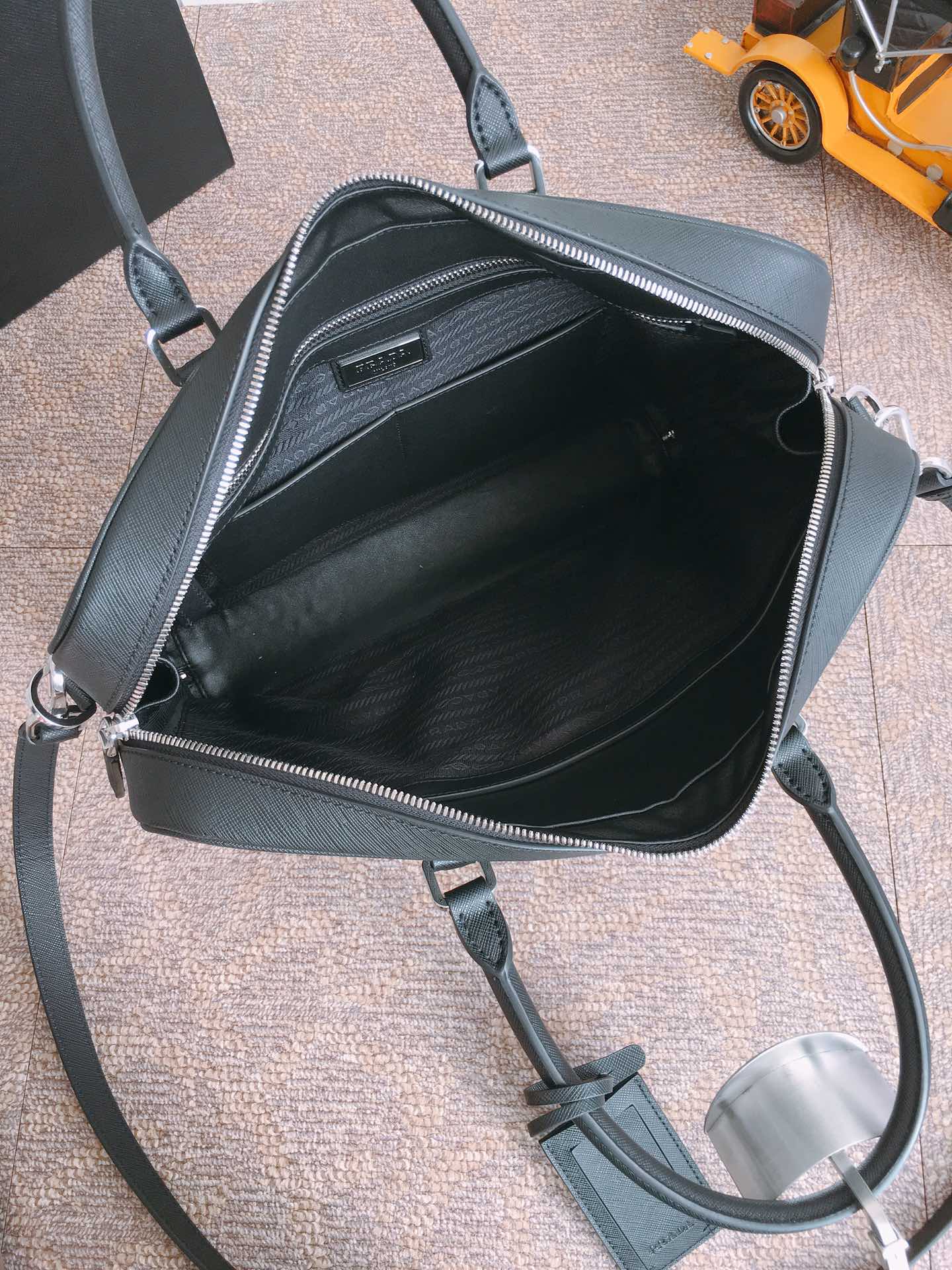 PRADA普拉达进口Saffiano皮革材质男士公文包2VE011