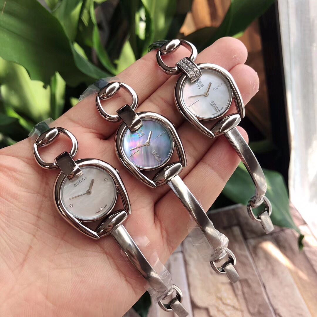 NO:156533,Original channel goods fidelity!  Guccl Gucci horseshoe chain women's watch, exquisite natural fritillar face, original Swiss quartz power, ~ 28mm watch diameter, original box plus 30, fidelity full set of packaging for first-hand price!  ,christian louboutin,gucci,gucci19860909原厂渠道货保真！Guccl古驰马蹄链女表,精致天然贝母面,原装瑞士石英动力,～28mm表径,原盒加30,保真全套包装一手价出！,,christian louboutin,gucci,gucci,Watch