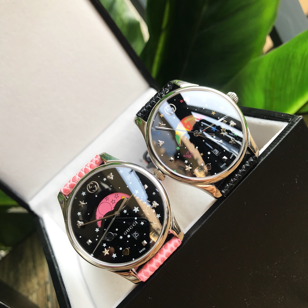 NO:388510,Batch: Original Box: 30 Gucci Original Gucci counter latest moon phase quartz women's watch, 36mm polished stainless steel thin case, paired with interlocking G crown, black painted dial, paired with silver stars and planet patterns, Gucci scale interlocking G, bees, stars, rivets and rose gold heart shape, as well as pink and colorful moon phase discs, paired with golden comet patterns, matched with bee carving, original Swiss Ronda quartz moon camera movement, ~36mm, fidelity!  ,gucci,gucci,stuart weitzman19860909批: 原盒:30 古驰 Original Gucci专柜最新月相石英女表,36毫米抛光不锈钢薄表壳,搭配interlocking G表冠,黑色涂漆效果的表盘,配以银色星星和星球图案,Gucci刻度interlocking G、蜜蜂、星星、铆钉和玫瑰金色心形,以及粉色、彩色月相盘,搭配金黄色彗星图案,配以蜜蜂雕花,原装Swiss Ronda石英月相机芯,～36mm,保真！,,gucci,gucci,stuart weitzman,Watch