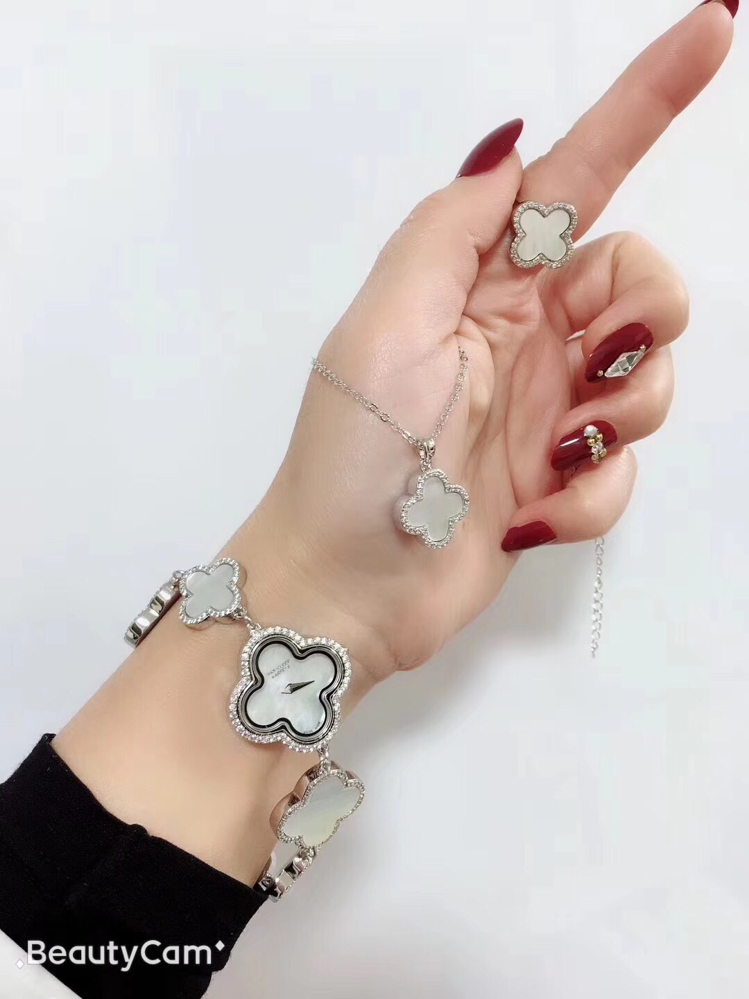 Van Cleef & Arpels Van Cleef & Arpels梵克雅宝 四叶草 标志性的Alhambra®图案于1968年面世