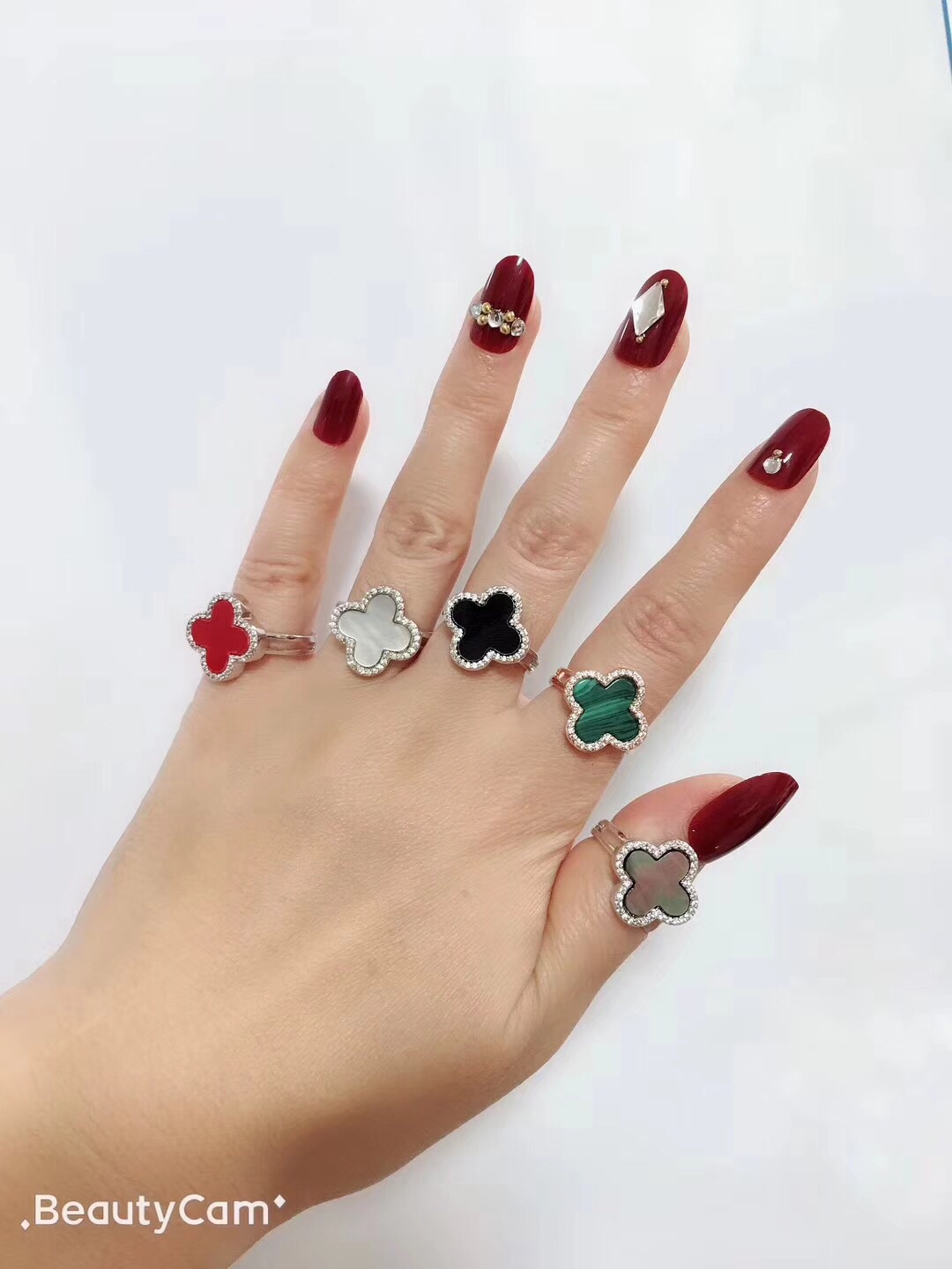 Van Cleef & Arpels Van Cleef & Arpels梵克雅宝 四叶草 标志性的Alhambra®图案于1968年面世