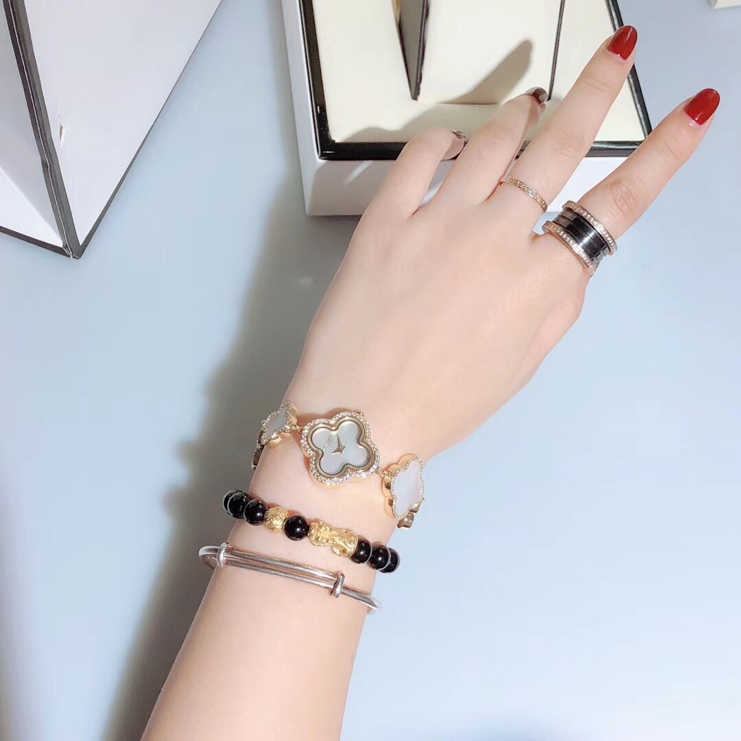 Van Cleef & Arpels Van Cleef & Arpels梵克雅宝 四叶草 标志性的Alhambra®图案于1968年面世