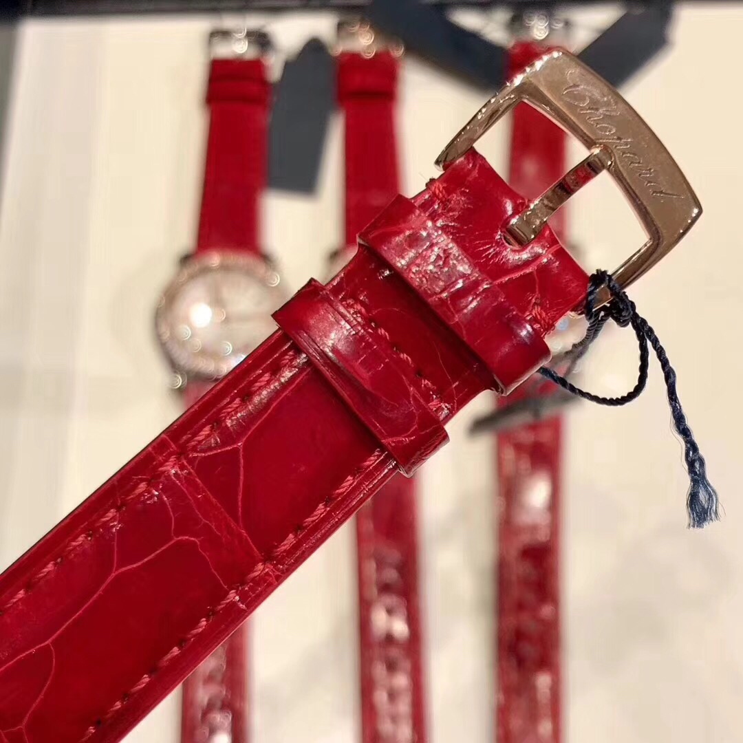 Lacoste 萧邦 女款，搭配美洲鳄鱼皮，是一款非常有质感的女表