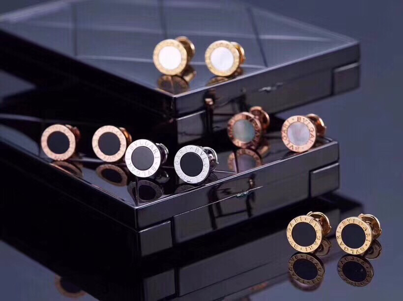 NO:100886,New Year's Red Hot Selling Rebate BV Black and White Round Cake Ceramic Button Ears for Men and Women Wearing The same style of the male god Jing Boran, with a distinctive style and a retro neutral style, which makes the classic new and uninhibited personality and confidence integrated into the bone marrow. Platinum Black Shell/Rose Gold Black Shell/Rose Gold White Shell 3 styles in stock, Bulgari Ears, bottega Veneta, bvlgari19860909新年款新年红热卖款 回货bv黑白圆饼陶纽扣耳钉 男女可戴 男神井柏然同款,鲜明的风格,复古中性的格调,让经典新生,让不羁的个性与自信融入骨髓. 白金黑贝/玫金黑贝/玫金白贝 3款现货,宝格丽耳钉,bottega veneta,bvlgari,Jewelry