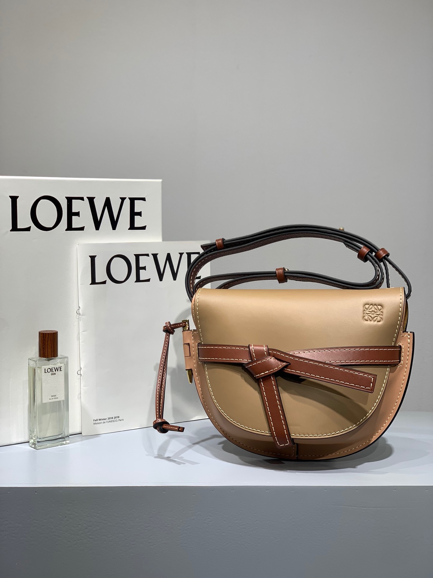 NO:337987,Super-grade original leather Gate industry conscience, craftsmanship, the most discerning saddle bag, no bad reviews!  !  !  Classic black Gate saddle bag retro and neutral bow buckle is both decorative and cover, the only opening and closing socket for the bag is super playful, girly heart full of skin inside and outside, customized calfskin small size20*19*12cm 56t20, special grade Luo Yiwei, loewe, cowhide19860909特级 原厂皮 Gate 业界良心 匠心之作 最屌马鞍包 无一差评！！！ 经典黑Gate马鞍包复古又中性蝴蝶结包带扣即是装饰又是包盖的唯一开合插口超级俏皮 少女心十足里外全皮 定制级小牛皮小号size20*19*12cm 56t20,特级罗意威,loewe,cowhide,Bag