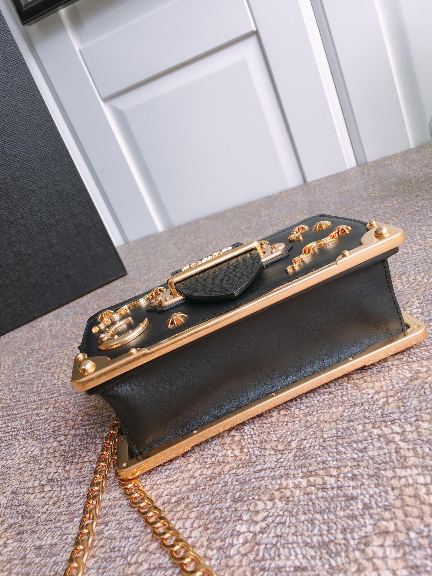 PRADA普拉达进口牛皮斜挎包1BH018