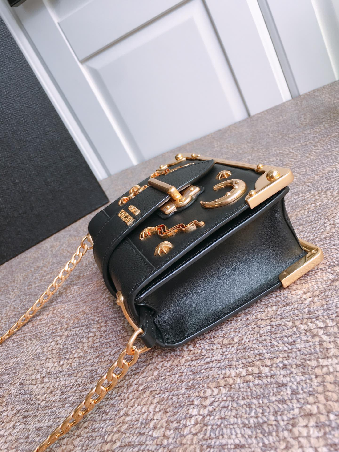 PRADA普拉达进口牛皮斜挎包1BH018