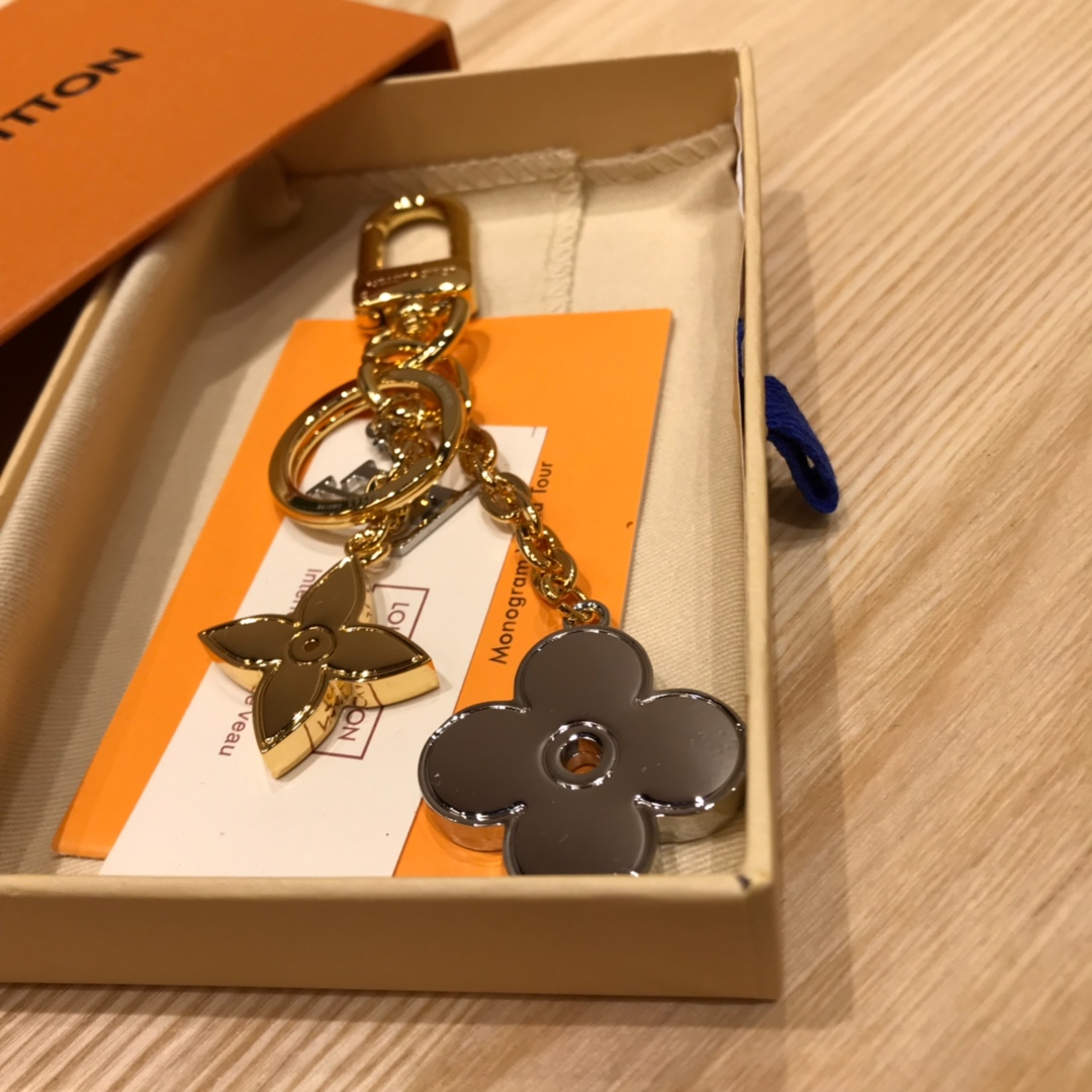 Close-up of the crystals on the blooming flower keychain