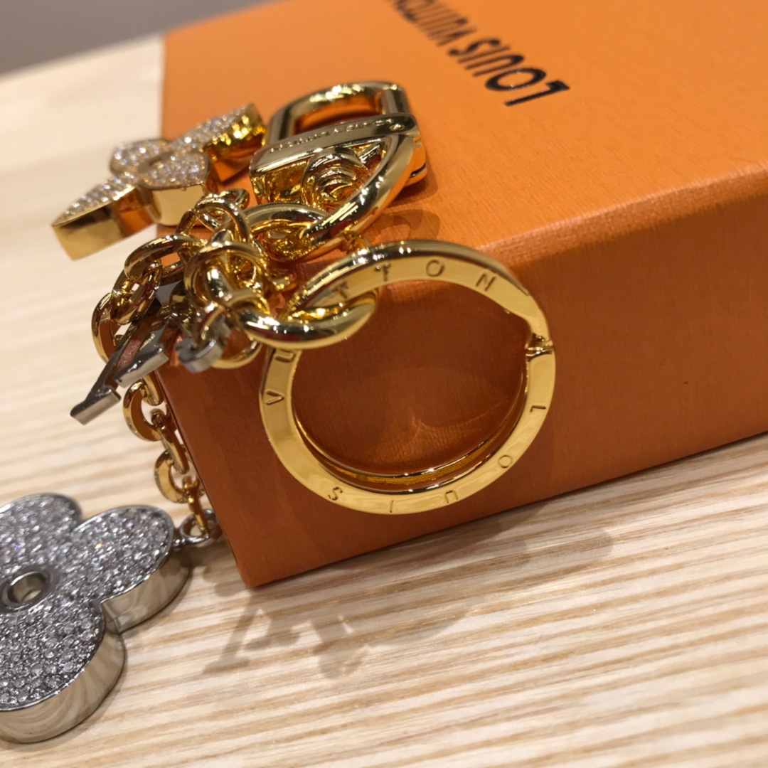 Size comparison of the blooming flower crystal keychain