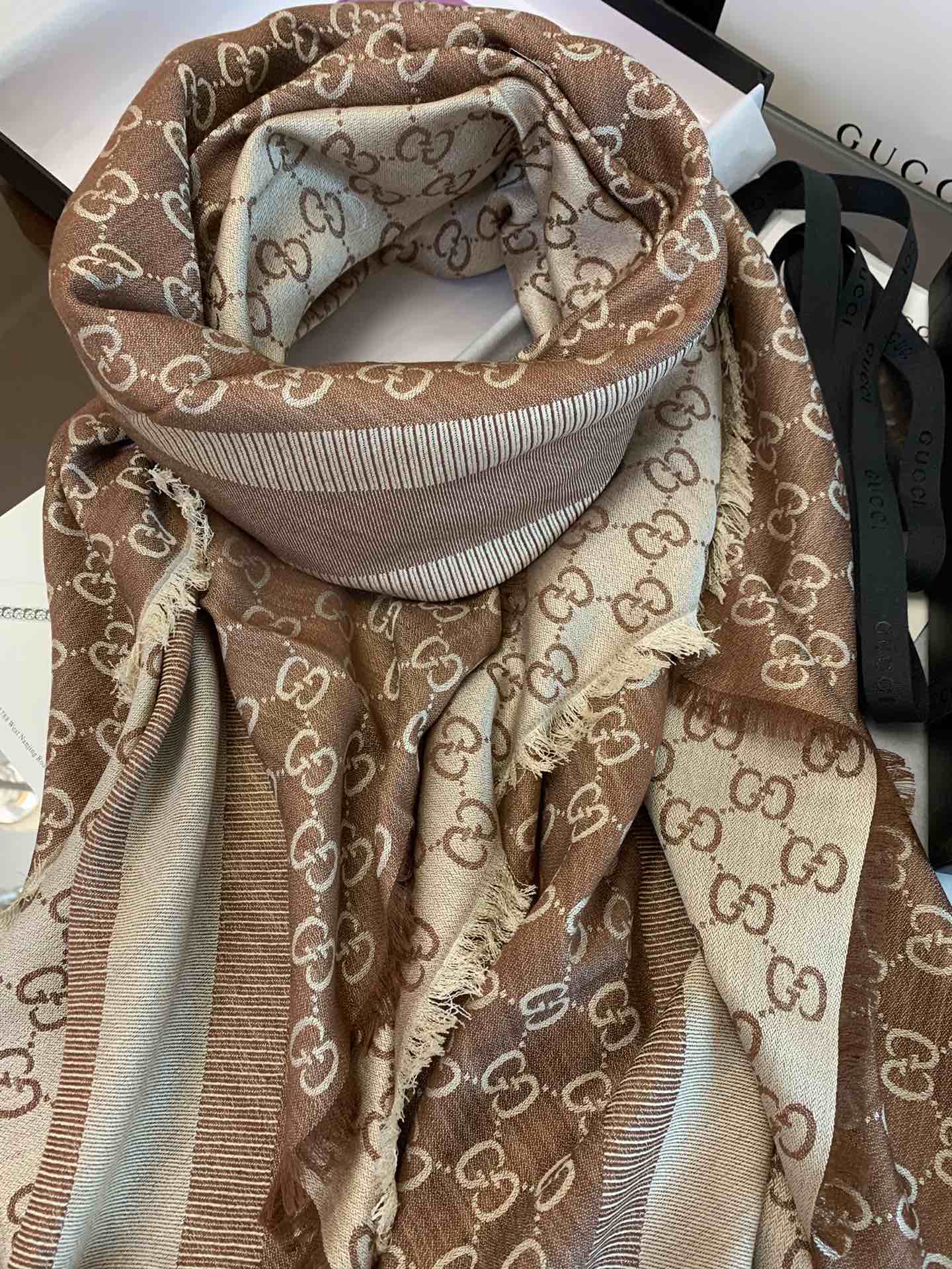 GUCCI古驰字母图案100%丝毛材质围巾