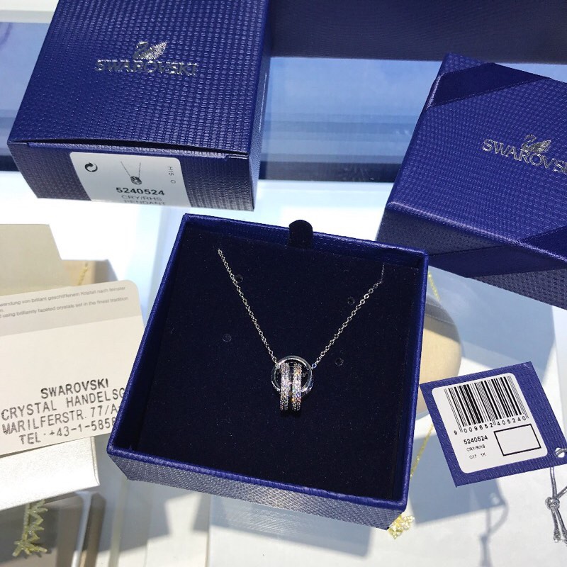 NO:817056,Valentine's Day gift Swarovski/Swarovski double-circle buckle necklace for women with white gold clavicle chain. Comes with a full set of counter packaging, scanable barcode for anti-counterfeiting, warranty card, counter receipt., Swarovski necklace, stuart weitzman, swarovski, necklace19860909情人节礼物 Swarovski/施华洛世奇双圈环扣项链女吊坠白金色锁骨链 附带全套专柜包装,条码防伪可扫,保修卡,专柜小票.,施华洛项链,stuart weitzman,swarovski,necklace,Jewelry