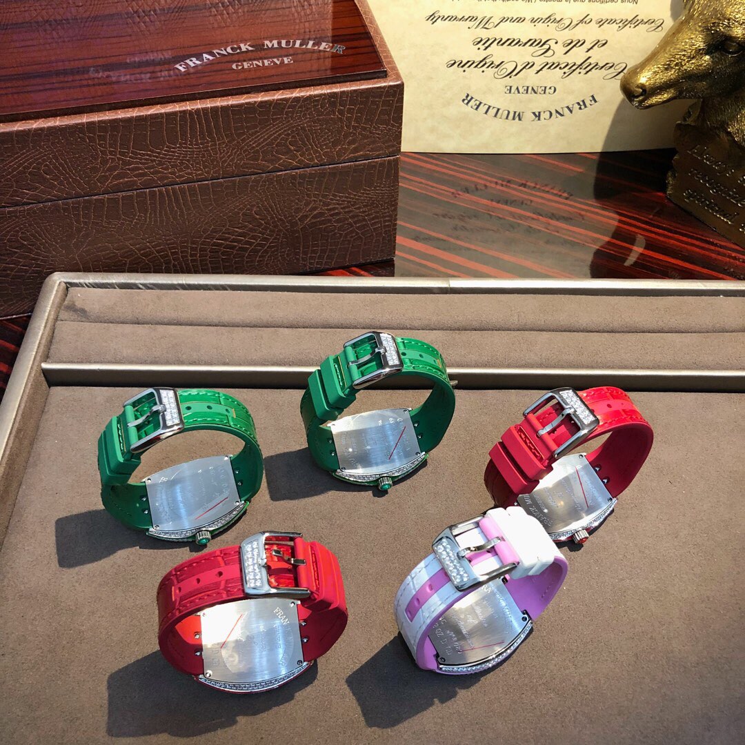 Unknown 法穆兰Franck·Muller V 梦幻多彩的Vanguard Lady V32 系列腕表的创作灵感 源自其至美设计与独特造型 以太阳压纹表盘镶贴浮雕 color dreams 数字时标 柔美别致 传递女性主题的永恒之美成就女士腕表的 之美 32mm表壳尺寸 高级批花针 更显档次