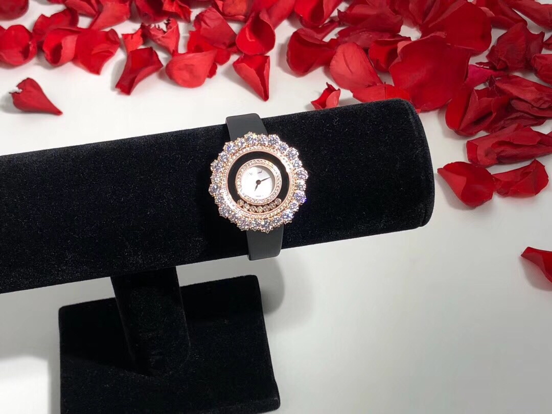 Chopard 萧邦Happy Diamonds系列特别款 枫叶美丽并寓意着坚毅精神 即代表永恒爱情送给恋人