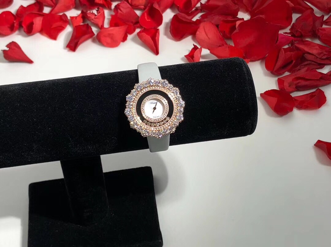Chopard 萧邦Happy Diamonds系列特别款 枫叶美丽并寓意着坚毅精神 即代表永恒爱情送给恋人