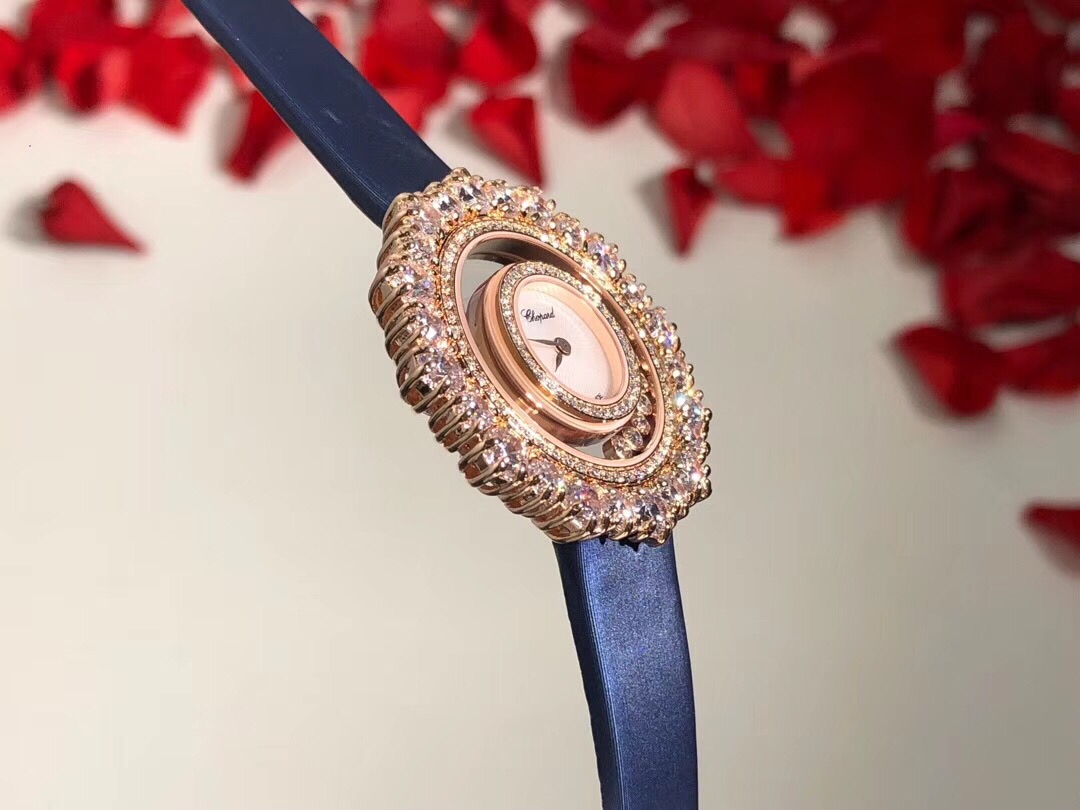 Chopard 萧邦Happy Diamonds系列特别款 枫叶美丽并寓意着坚毅精神 即代表永恒爱情送给恋人