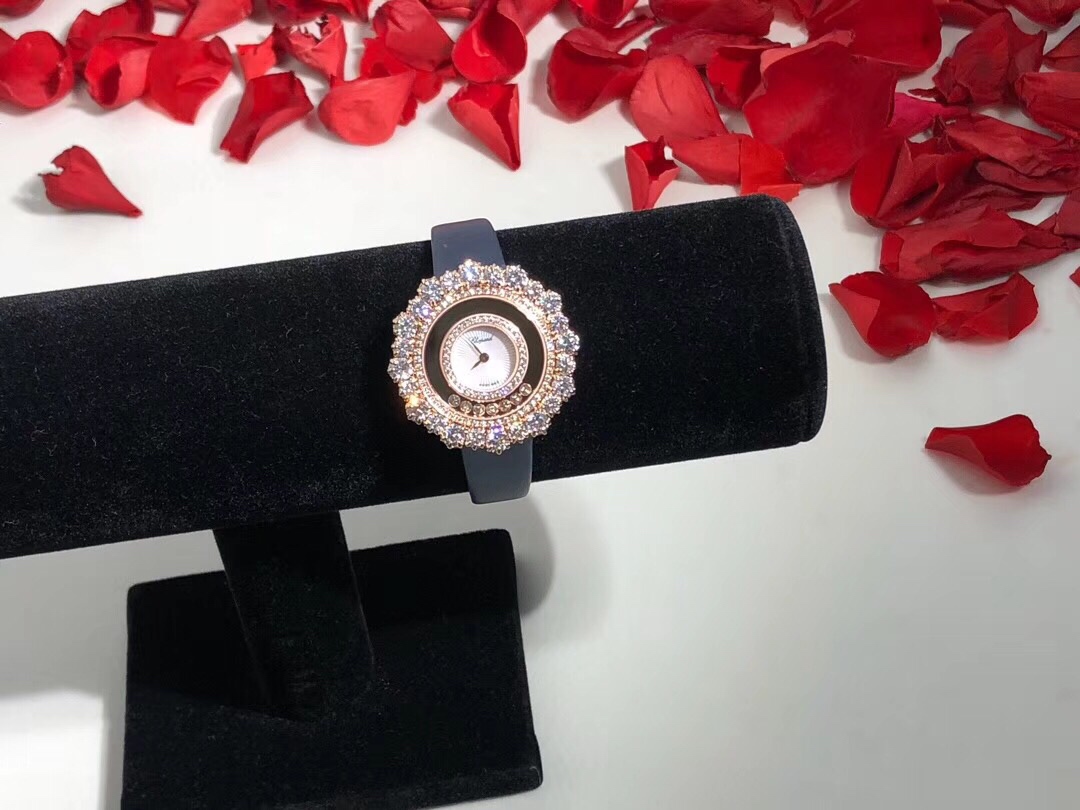 Chopard 萧邦Happy Diamonds系列特别款 枫叶美丽并寓意着坚毅精神 即代表永恒爱情送给恋人