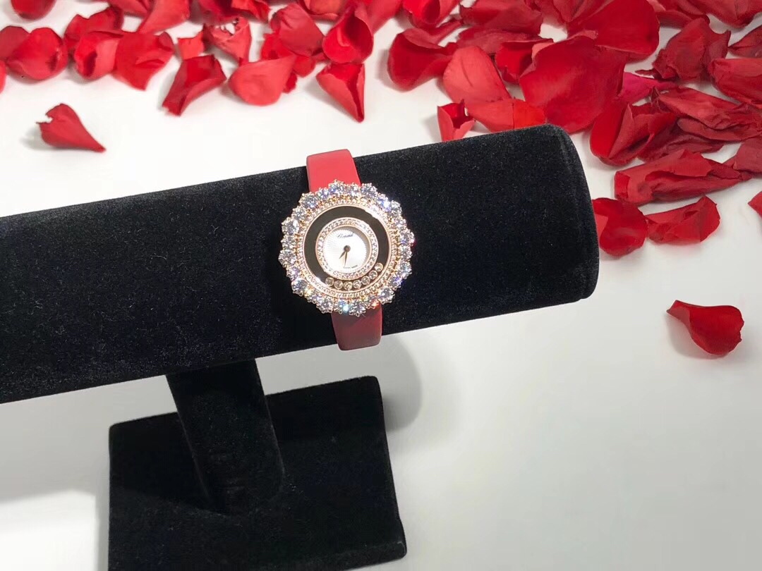 Chopard 萧邦Happy Diamonds系列特别款 枫叶美丽并寓意着坚毅精神 即代表永恒爱情送给恋人