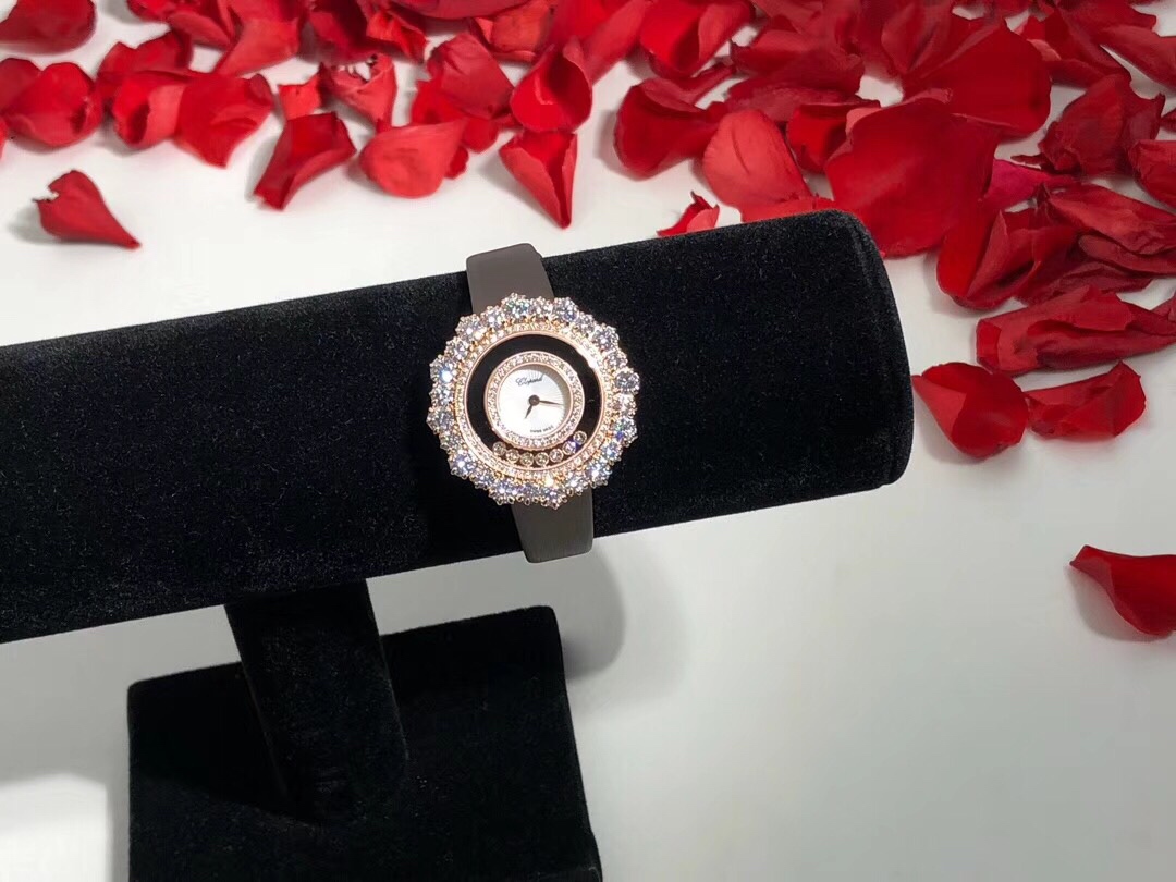 Chopard 萧邦Happy Diamonds系列特别款 枫叶美丽并寓意着坚毅精神 即代表永恒爱情送给恋人