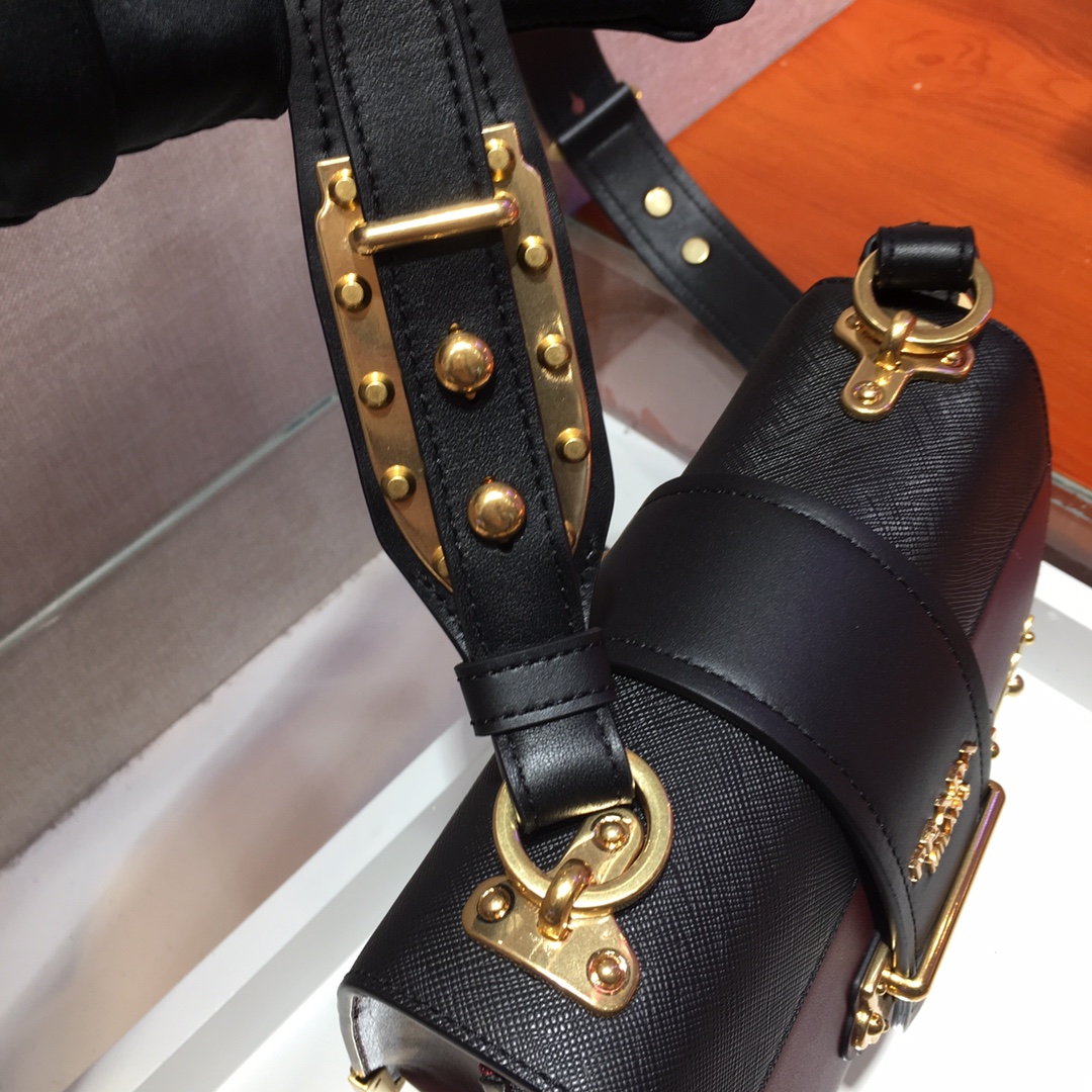 PRADA普拉达进口小牛皮女士肩背包1BD045