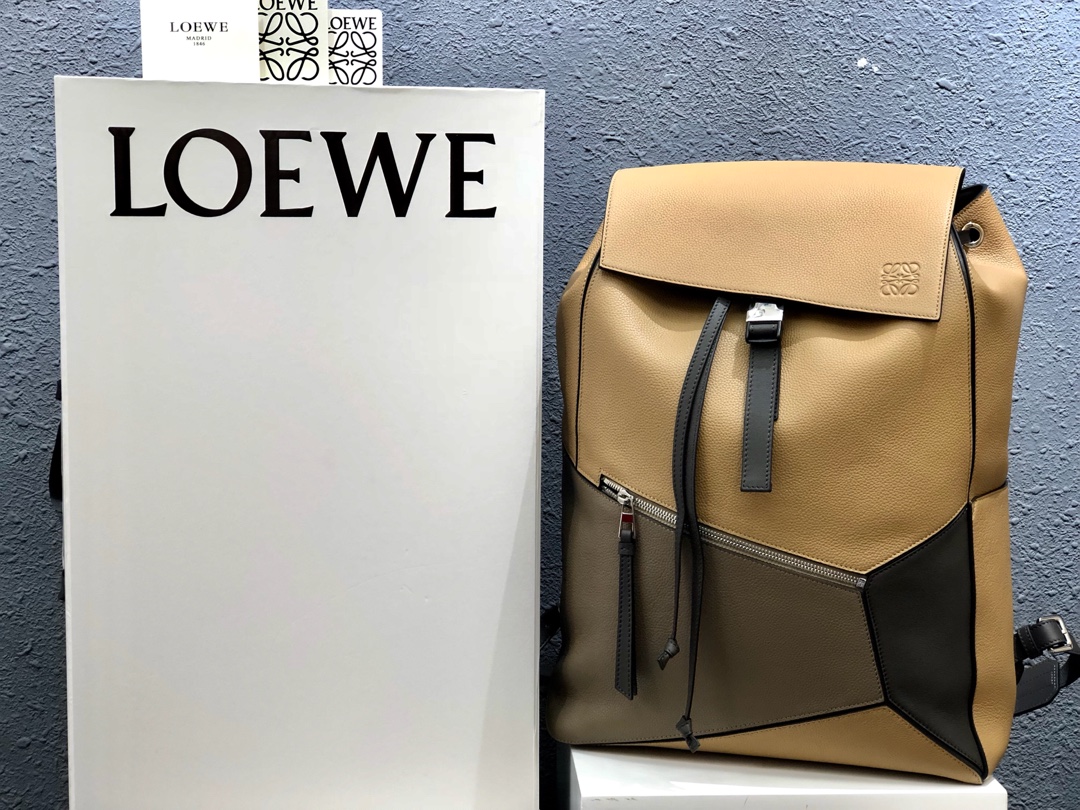 NO:341124,Super-grade apricot color combination model 324 LOEWE Puzzle Backpack in stock Super large capacity, unique and innovative cube shape, precise tailoring creates a sense of volume! Soft grain calfskin, a small zipper pocket on the front, and a small insert pocket on the side to hold personal belongings, which is very convenient to use 33-44.5-19, special grade Loewe, loewe, loewe, cowhide19860909特级 杏色拼 型號324 LOEWE Puzzle Backpack现货 超大容量,立方体造型独特创新,精确剪裁营造出体积感！ 柔软粒面小牛皮,前幅一个小拉链口袋,侧面一个小插袋可放随身物品,非常方便使用33-44.5-19,特级罗意威,loewe,loewe,cowhide,Bag