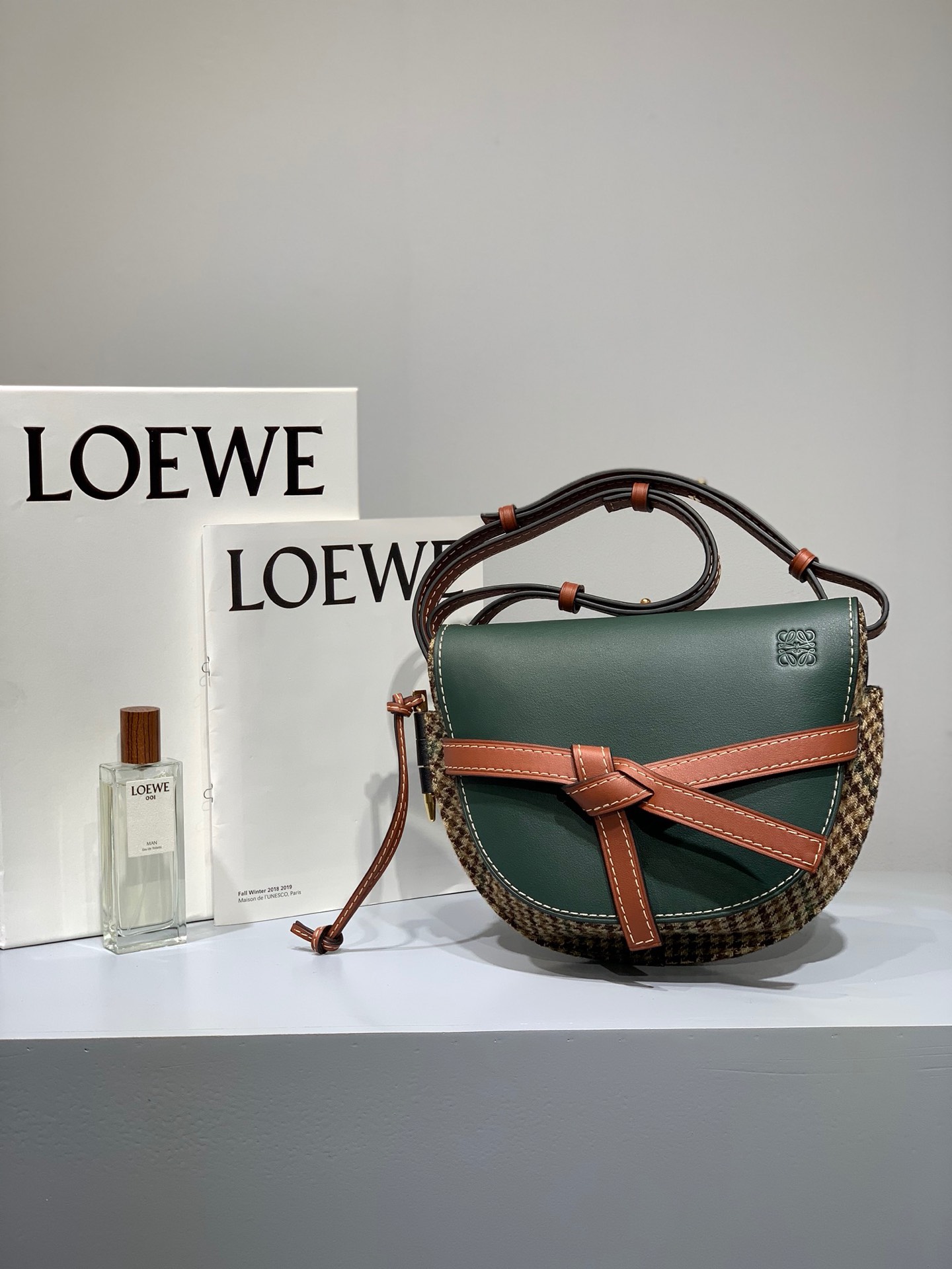 NO:337998,Super-grade original leather, industry conscience, craftsmanship, gate houndstooth best saddle bag, no bad reviews!  !  !  Gate saddle bag retro and neutral bow buckle is both decorative and cover, the only opening and closing socket for the bag is super playful, girly heart full of skin inside and outside, customized pure wool nickname calf leather small size20*19*12cm 56t20, special grade Luo Yiwei, loewe, cowhide19860909特级 原厂皮 业界良心 匠心之作 gate千鸟格最赞马鞍包 无一差评！！！Gate马鞍包复古又中性蝴蝶结包带扣即是装饰又是包盖的唯一开合插口超级俏皮 少女心十足里外全皮 定制纯羊毛昵 小牛皮小号size20*19*12cm 56t20,特级罗意威,loewe,cowhide,Bag