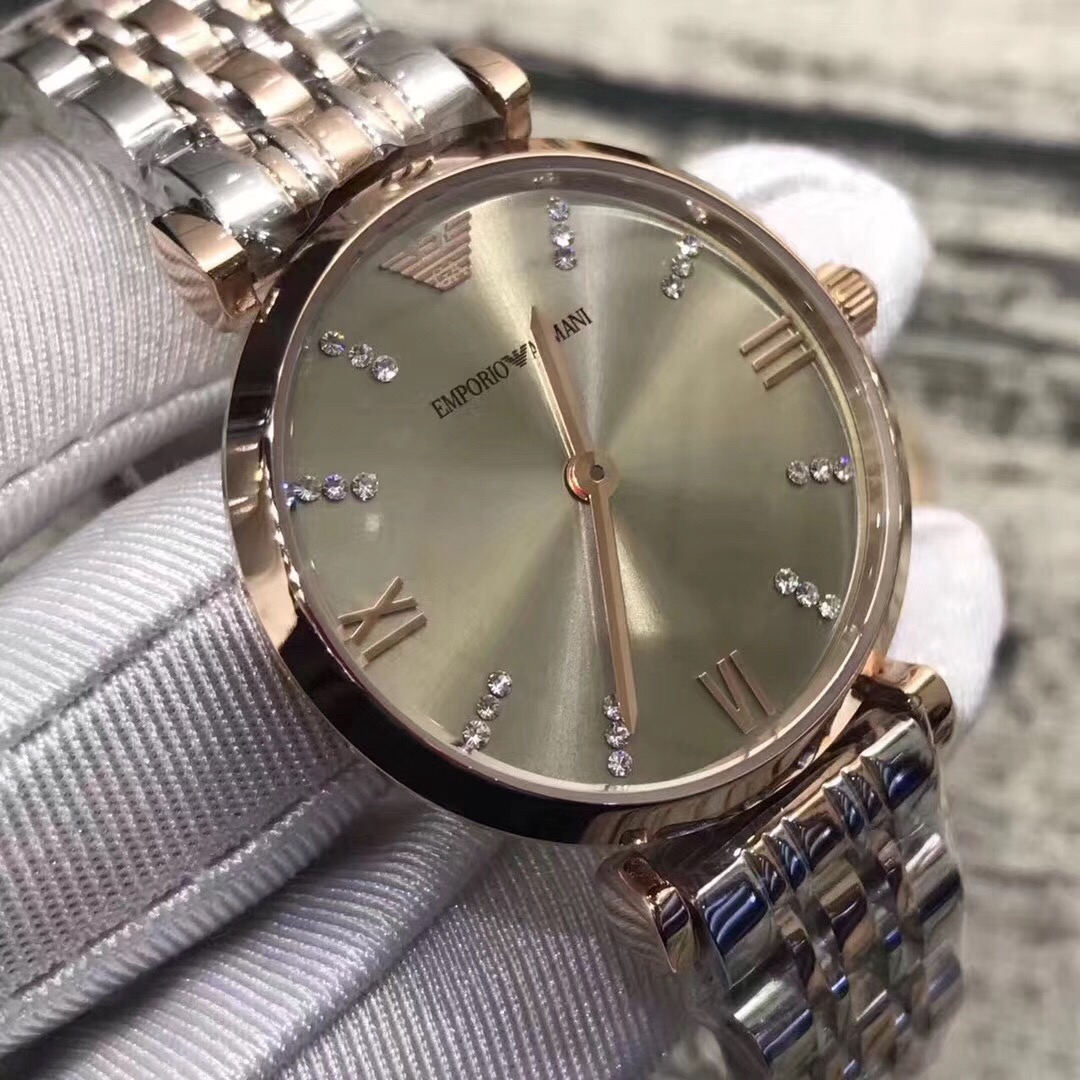 ❤️230包邮/原单代购级别
阿玛尼 型号：Ar1840。表镜：矿物质强化玻璃。尺寸：32mm香槟玫瑰金表盘两色表带搭配两针略显奢华又不过于复杂