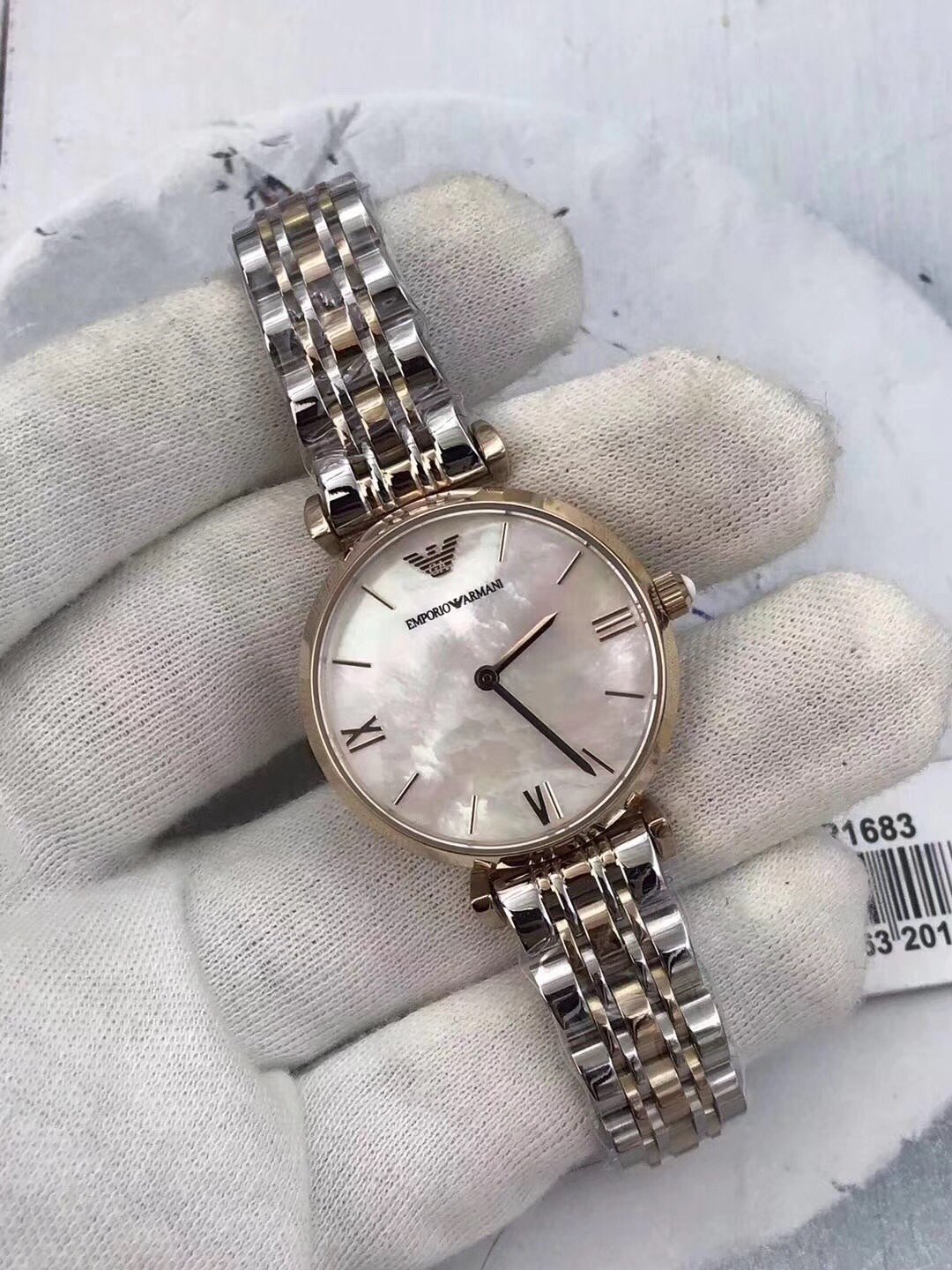 ❤️230包邮/原单代购级别
阿玛尼🇮🇹（JM出品）品牌：EMPORIOARMANI/阿玛尼型号：AR1683机芯类型：石英表手表种类：女表表盘形状：圆形表扣：双按蝴蝶扣镜面材质：矿物质强化玻璃表壳材质：表带材质：精钢表盘直径：32mm表盘