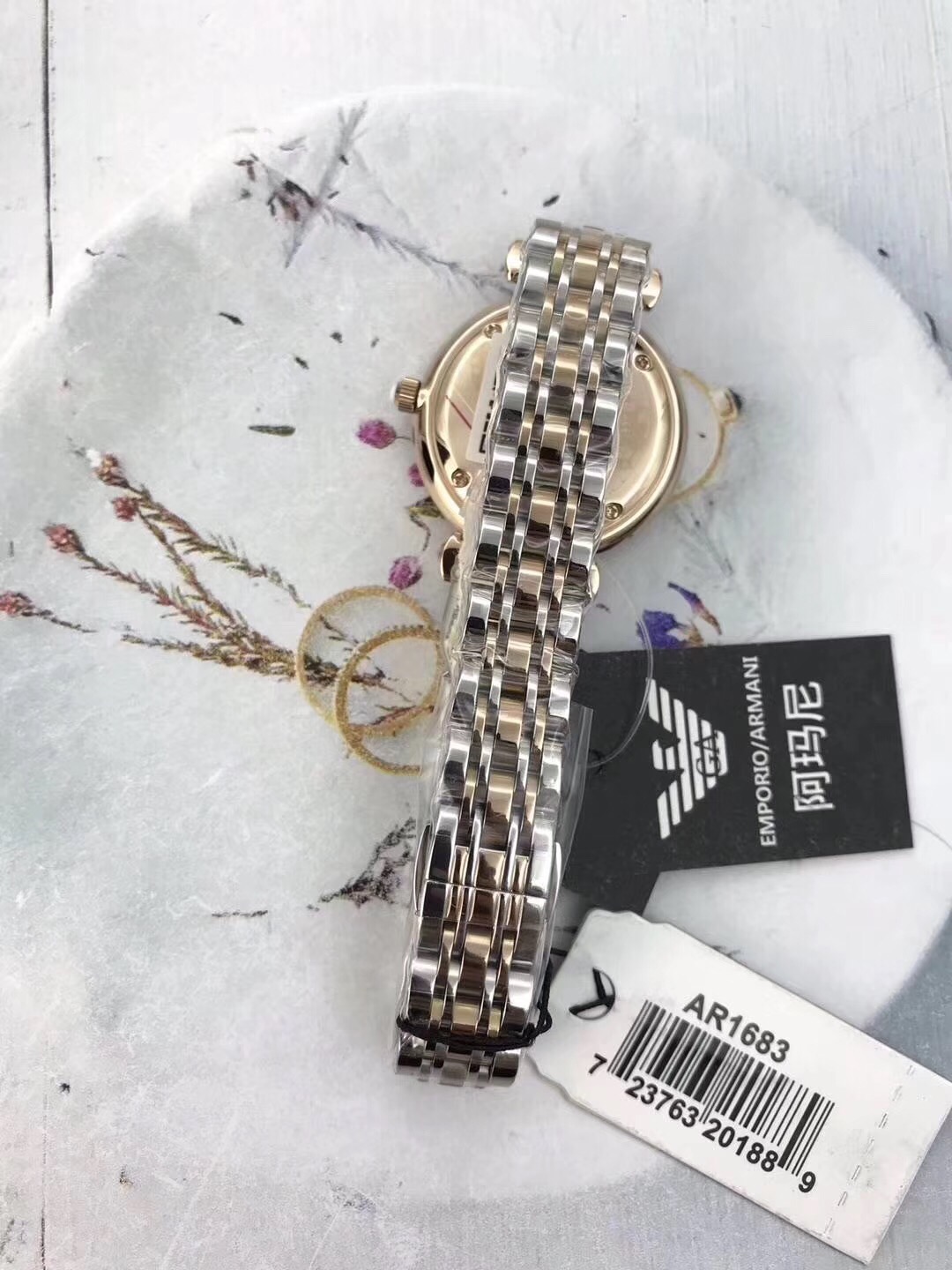 ❤️230包邮/原单代购级别
阿玛尼🇮🇹（JM出品）品牌：EMPORIOARMANI/阿玛尼型号：AR1683机芯类型：石英表手表种类：女表表盘形状：圆形表扣：双按蝴蝶扣镜面材质：矿物质强化玻璃表壳材质：表带材质：精钢表盘直径：32mm表盘