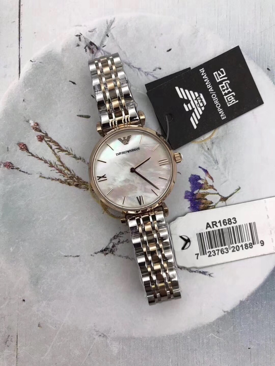 ❤️230包邮/原单代购级别
阿玛尼🇮🇹（JM出品）品牌：EMPORIOARMANI/阿玛尼型号：AR1683机芯类型：石英表手表种类：女表表盘形状：圆形表扣：双按蝴蝶扣镜面材质：矿物质强化玻璃表壳材质：表带材质：精钢表盘直径：32mm表盘
