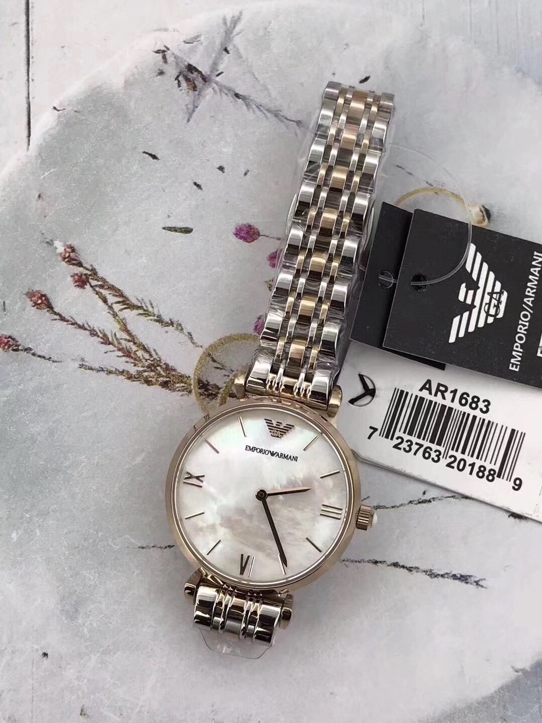 ❤️230包邮/原单代购级别
阿玛尼🇮🇹（JM出品）品牌：EMPORIOARMANI/阿玛尼型号：AR1683机芯类型：石英表手表种类：女表表盘形状：圆形表扣：双按蝴蝶扣镜面材质：矿物质强化玻璃表壳材质：表带材质：精钢表盘直径：32mm表盘