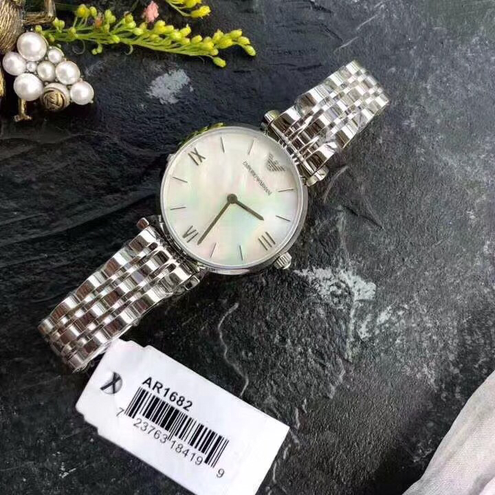 ❤️230包邮/原单代购级别
阿玛尼手表女表AR1682    魅力女性   极致精简   晶莹迷人    精致表冠    天然贝母表盘    经典刻度   别致兼玫瑰金表带     便携式蝴蝶扣  高硬矿物质水晶玻璃镜面  石英女表32mm*8mm