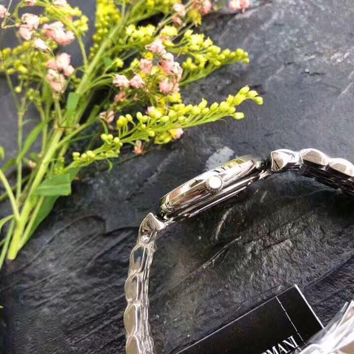 ❤️230包邮/原单代购级别
阿玛尼手表女表AR1682    魅力女性   极致精简   晶莹迷人    精致表冠    天然贝母表盘    经典刻度   别致兼玫瑰金表带     便携式蝴蝶扣  高硬矿物质水晶玻璃镜面  石英女表32mm*8mm