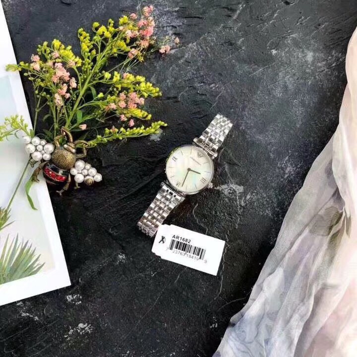 ❤️230包邮/原单代购级别
阿玛尼手表女表AR1682    魅力女性   极致精简   晶莹迷人    精致表冠    天然贝母表盘    经典刻度   别致兼玫瑰金表带     便携式蝴蝶扣  高硬矿物质水晶玻璃镜面  石英女表32mm*8mm