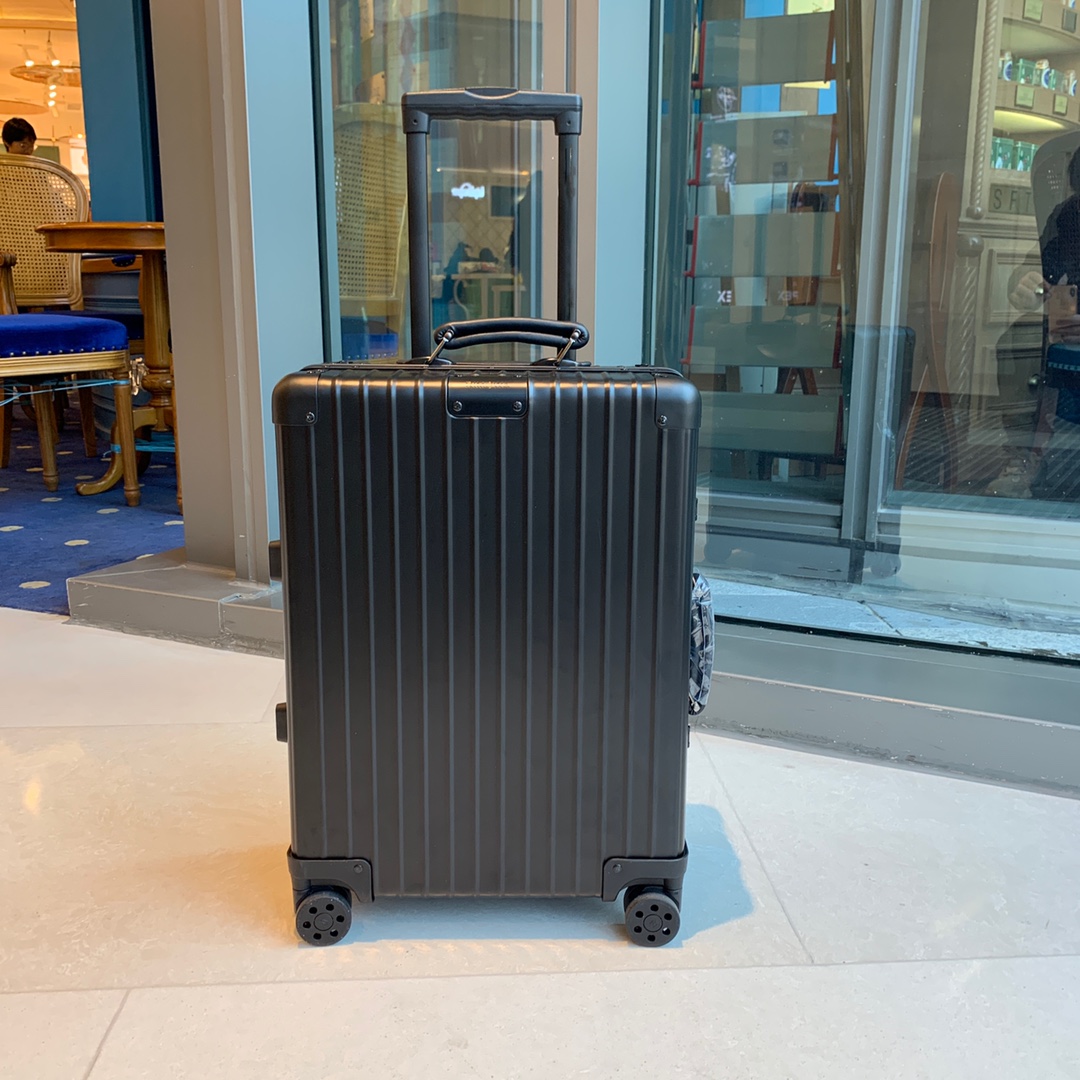 【RIMOWA 全新Classic 系列 972】 全铝镁合金 972专柜最新版本，classic 系列！ 代工厂出品！专柜刚出，我们就马上买了正品回来！经典款的新版本，我不容许自己怠慢！较老版本很多细节不同！诚意之作！❤️ 1）972新…