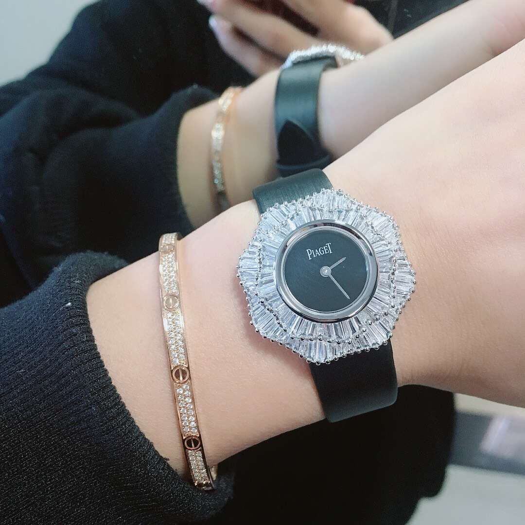 Piaget 伯爵 Limelight非凡珍品腕表系列 表壳直径为33mm 电镀白金