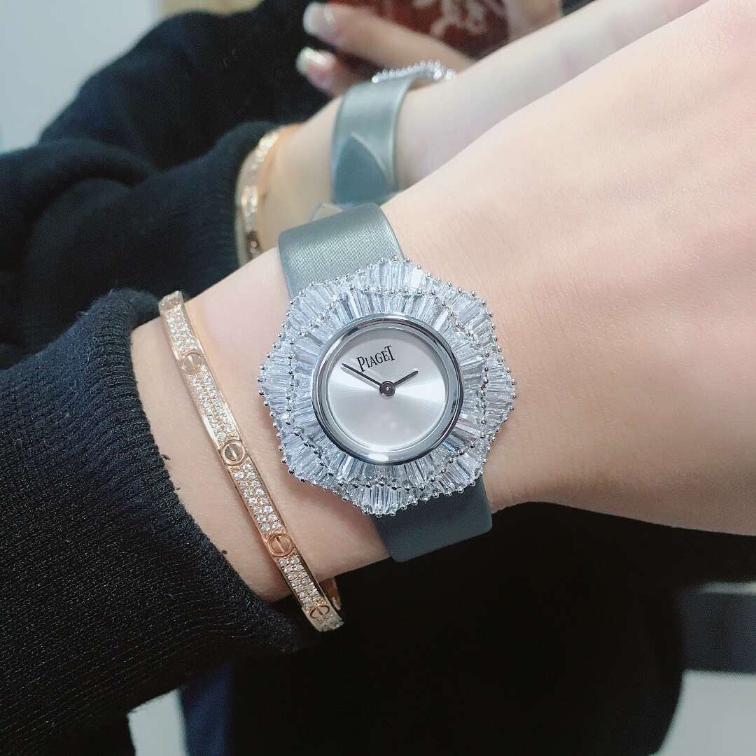 Piaget 伯爵 Limelight非凡珍品腕表系列 表壳直径为33mm 电镀白金