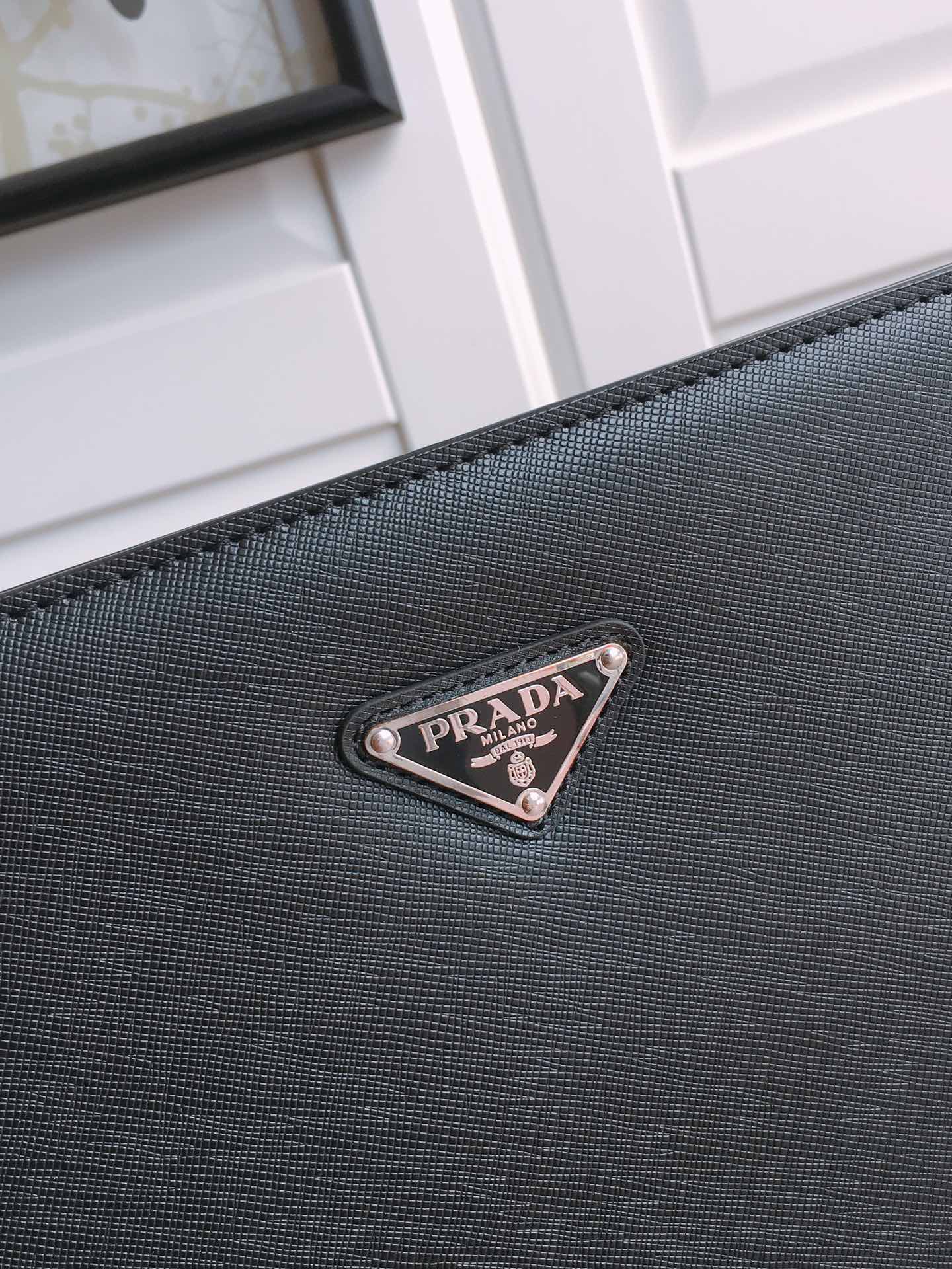 PRADA普拉达进口十字纹男士手包2VN003