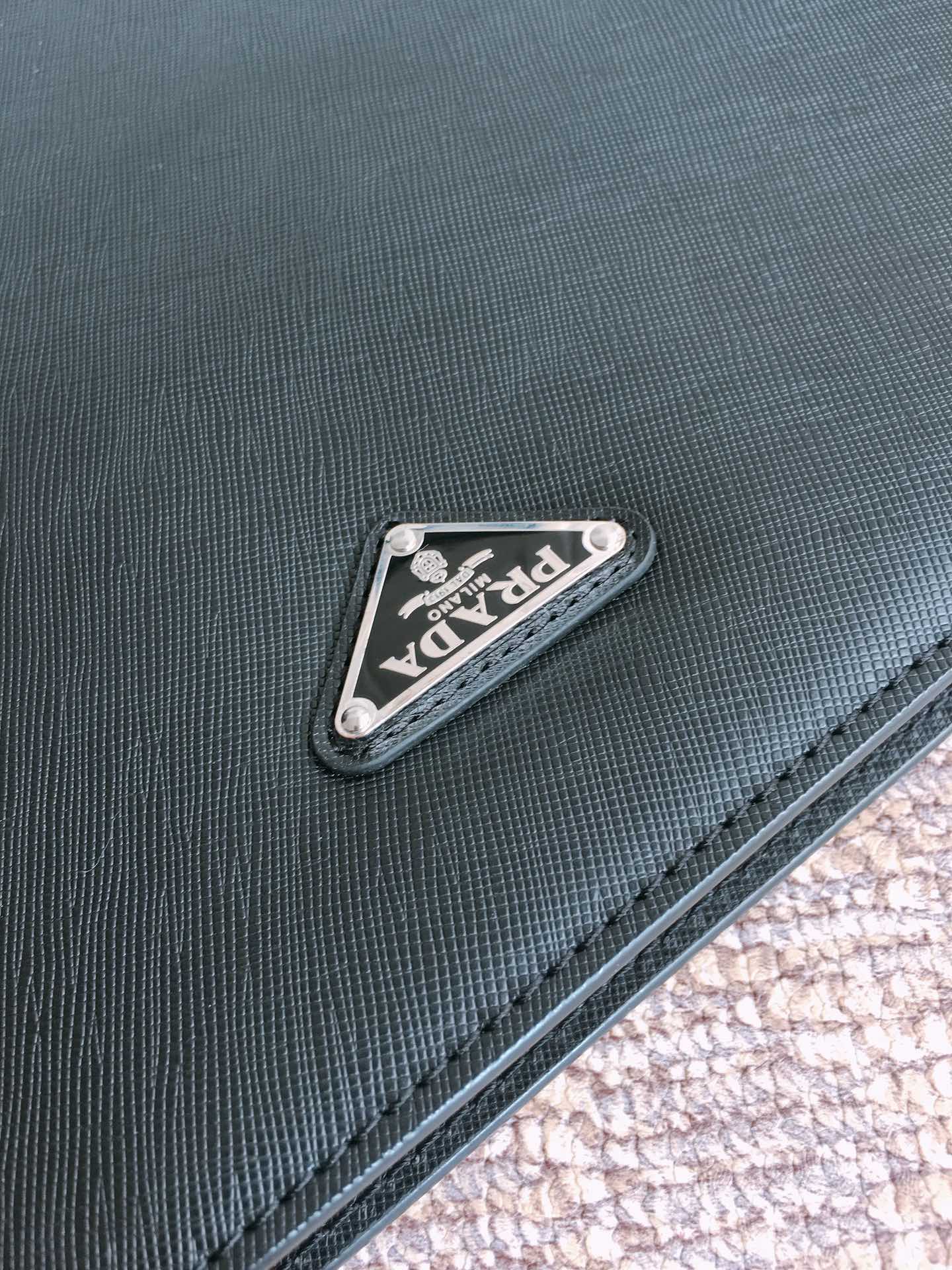 PRADA普拉达进口十字纹男士手包2VN003