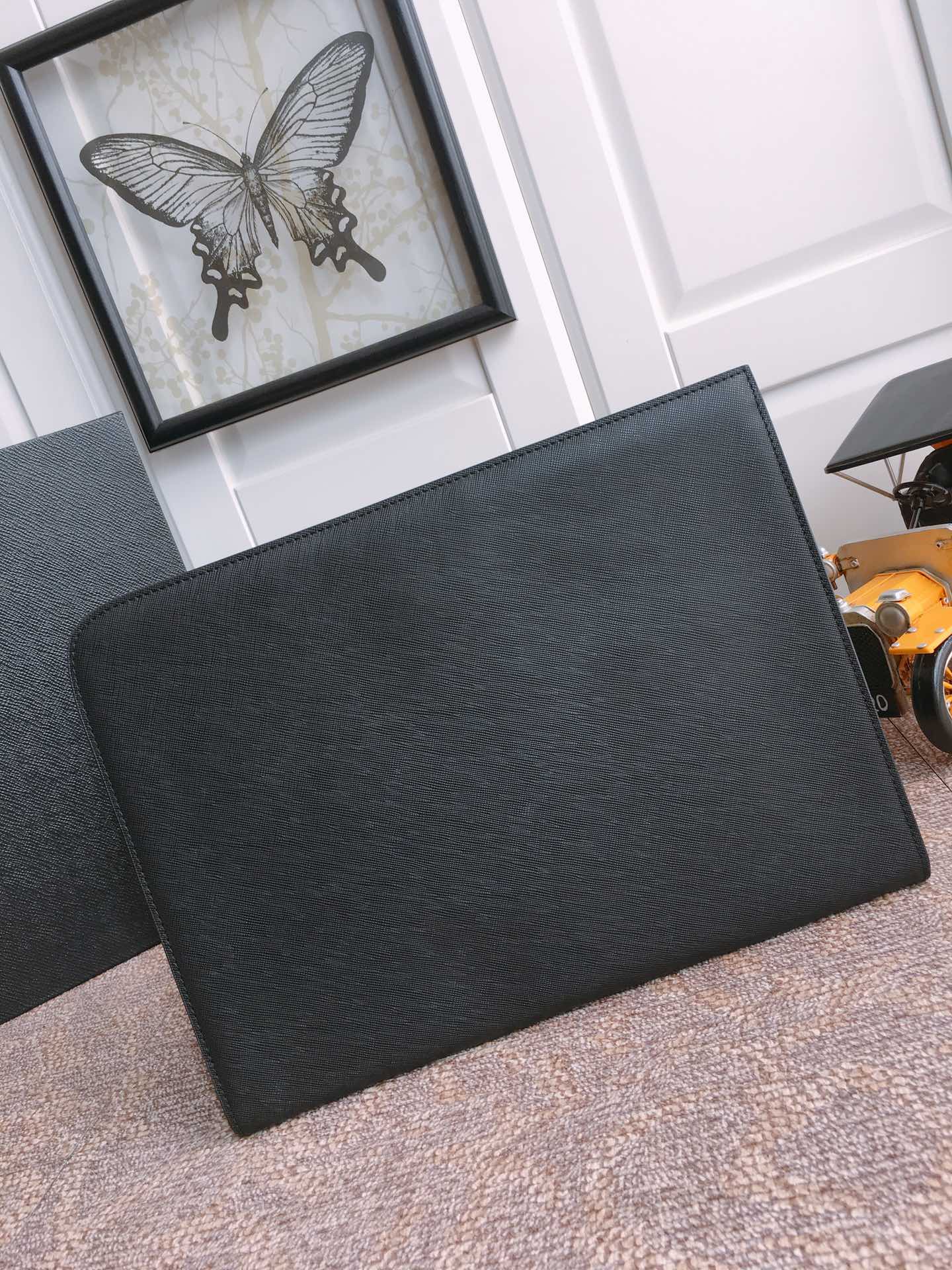 PRADA普拉达进口十字纹男士手包2VN003