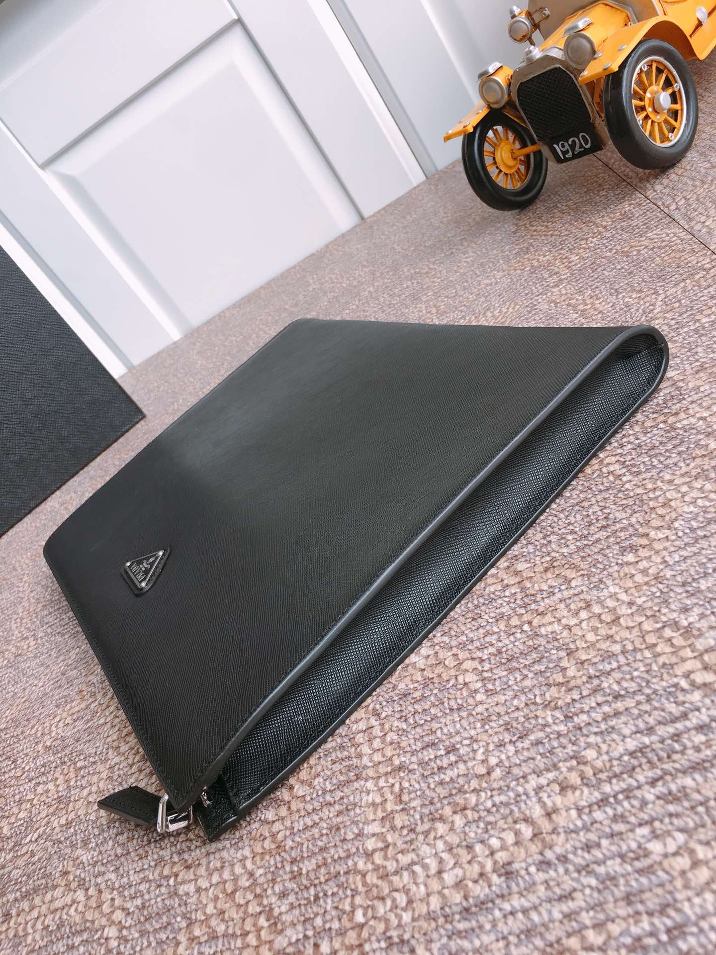 PRADA普拉达进口十字纹男士手包2VN003