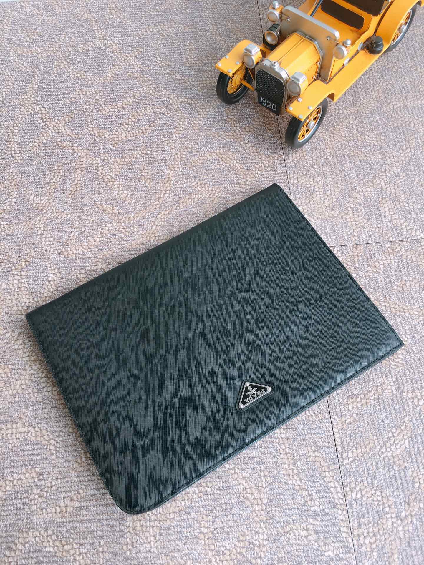 PRADA普拉达进口十字纹男士手包2VN003