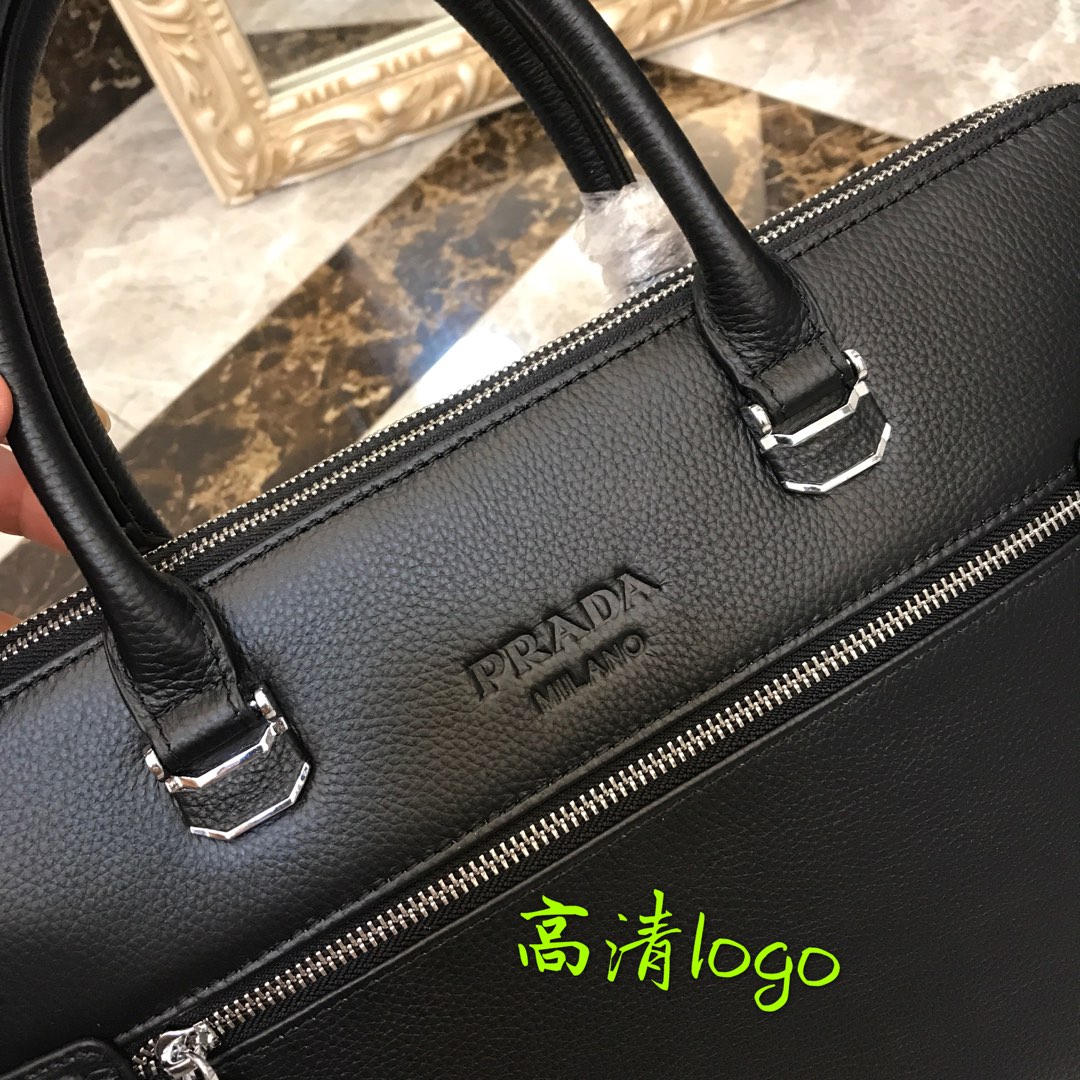 不配送钥匙扣 新品👏爆款男士公文包 🌲意大利进口牛皮🌲顶级货，🙀精钢五金均有品牌LOGO,看皮的光泽度，