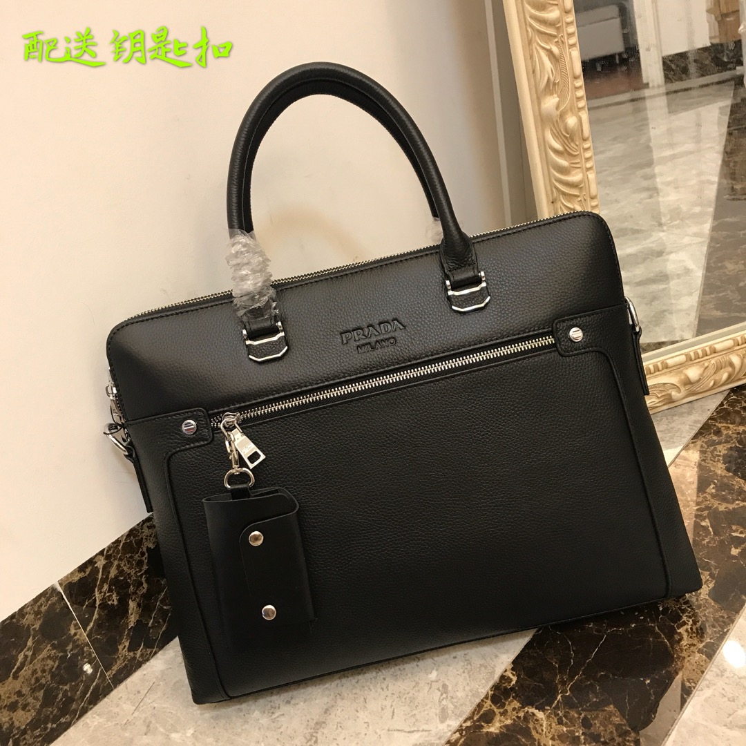 不配送钥匙扣 新品👏爆款男士公文包 🌲意大利进口牛皮🌲顶级货，🙀精钢五金均有品牌LOGO,看皮的光泽度，