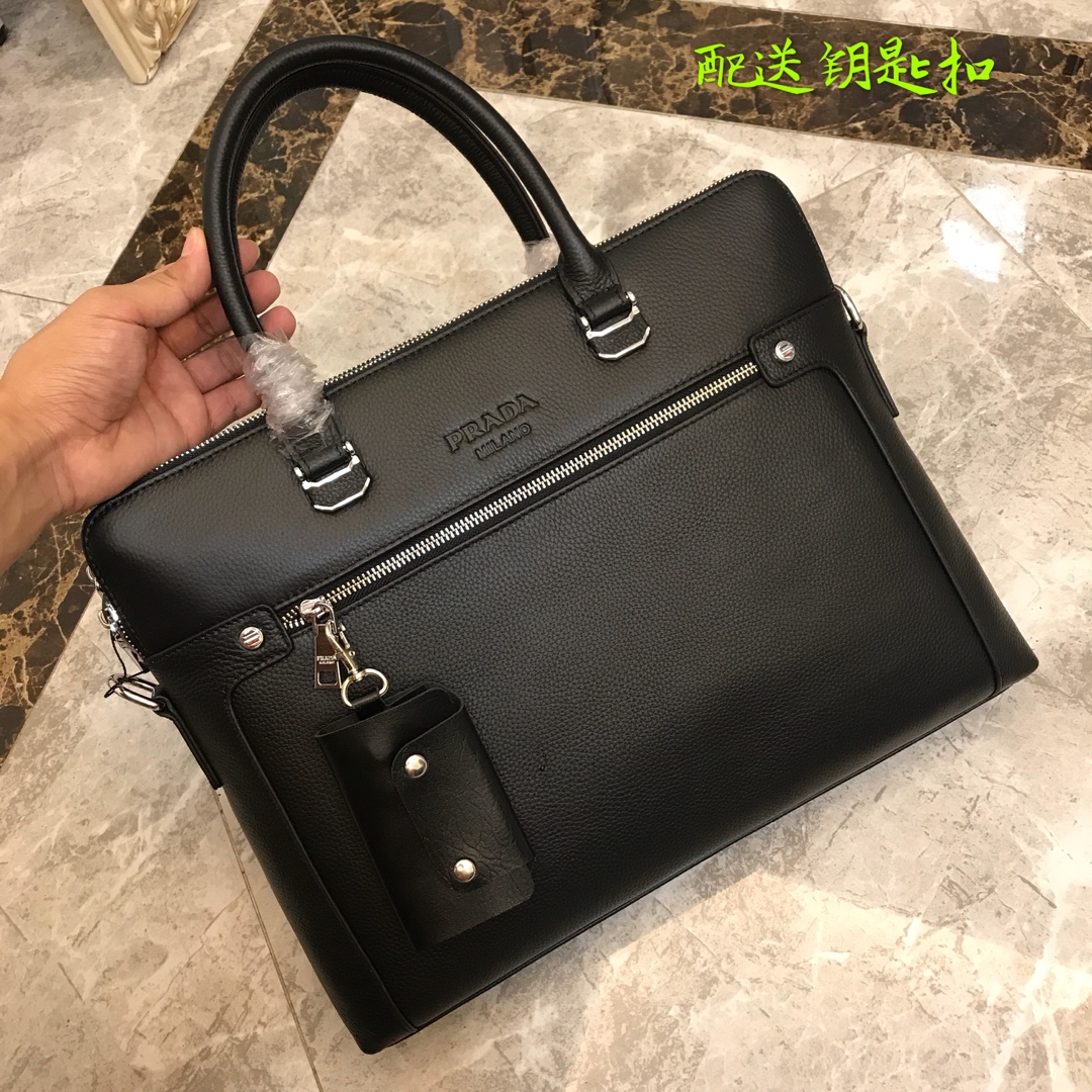 不配送钥匙扣 新品👏爆款男士公文包 🌲意大利进口牛皮🌲顶级货，🙀精钢五金均有品牌LOGO,看皮的光泽度，
