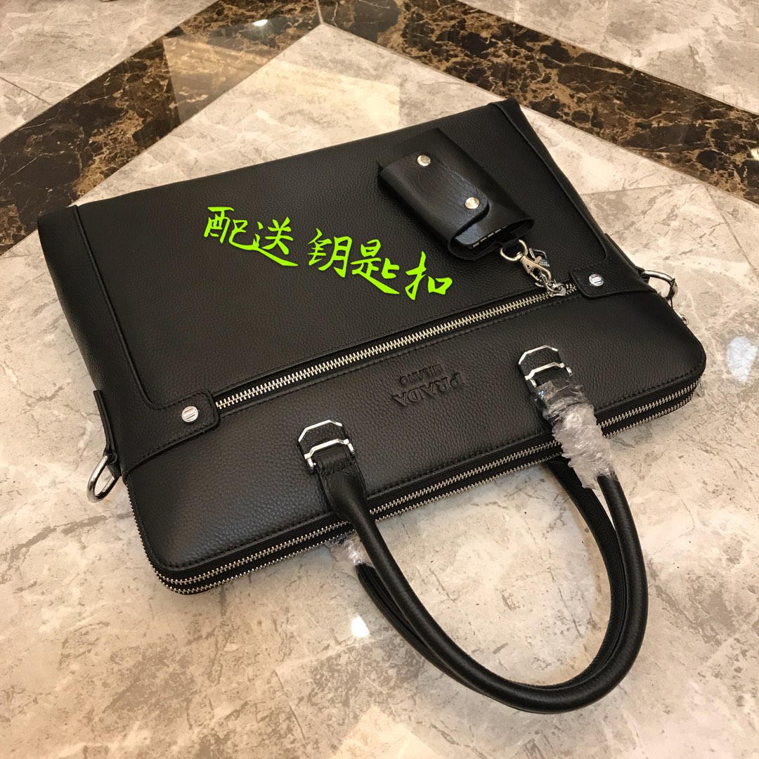 不配送钥匙扣 新品👏爆款男士公文包 🌲意大利进口牛皮🌲顶级货，🙀精钢五金均有品牌LOGO,看皮的光泽度，