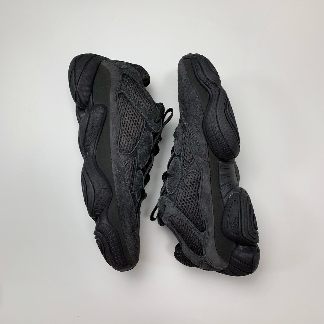 150 Adidas Yeezy 500 Desert Rat 纯黑配色 F36640 圈内高端卖家首选 完美零瑕疵 冲正绝不翻车 万邦原厂翻毛、甩纹牛皮 内置adiPRENE+减震科技 全鞋包括内里 机台针车间距调整与原版一致 原底模具开发 ”adiPRENE”字样完美呈现 UV紫光下 鞋面、鞋垫反馈效果正确 原标测写 内外标、吊牌芯片卡 遵循原版 Size：36 36.5 37.5 38 38.5 39 40.5