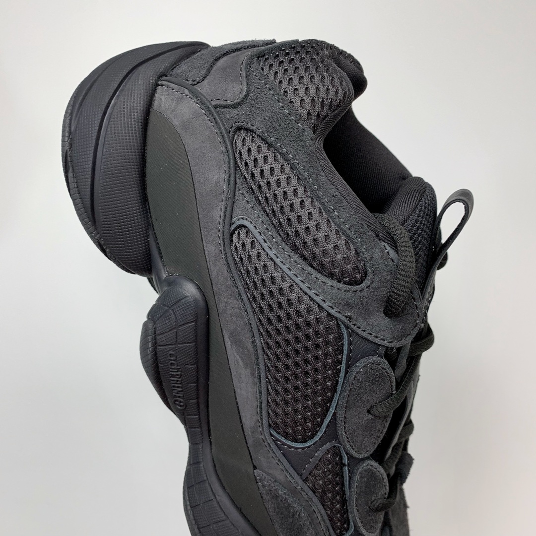 150 Adidas Yeezy 500 Desert Rat 纯黑配色 F36640 圈内高端卖家首选 完美零瑕疵 冲正绝不翻车 万邦原厂翻毛、甩纹牛皮 内置adiPRENE+减震科技 全鞋包括内里 机台针车间距调整与原版一致 原底模具开发 ”adiPRENE”字样完美呈现 UV紫光下 鞋面、鞋垫反馈效果正确 原标测写 内外标、吊牌芯片卡 遵循原版 Size：36 36.5 37.5 38 38.5 39 40.5