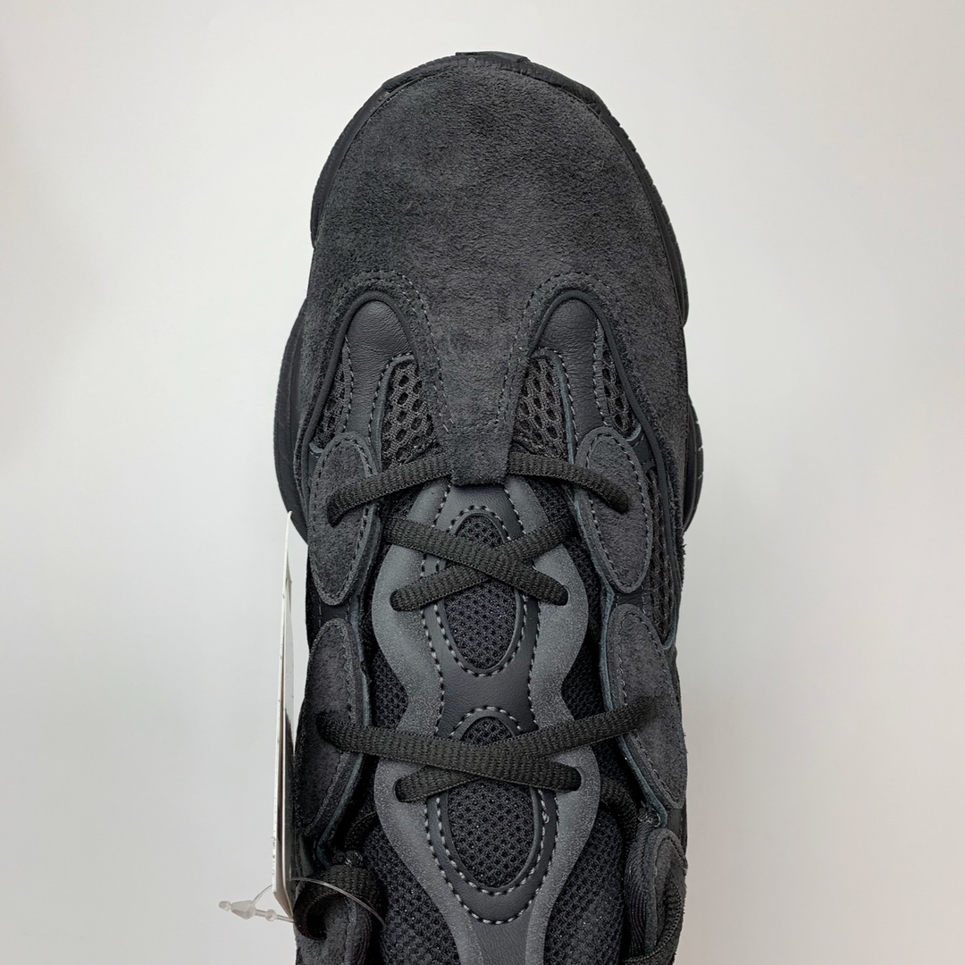 150 Adidas Yeezy 500 Desert Rat 纯黑配色 F36640 圈内高端卖家首选 完美零瑕疵 冲正绝不翻车 万邦原厂翻毛、甩纹牛皮 内置adiPRENE+减震科技 全鞋包括内里 机台针车间距调整与原版一致 原底模具开发 ”adiPRENE”字样完美呈现 UV紫光下 鞋面、鞋垫反馈效果正确 原标测写 内外标、吊牌芯片卡 遵循原版 Size：36 36.5 37.5 38 38.5 39 40.5